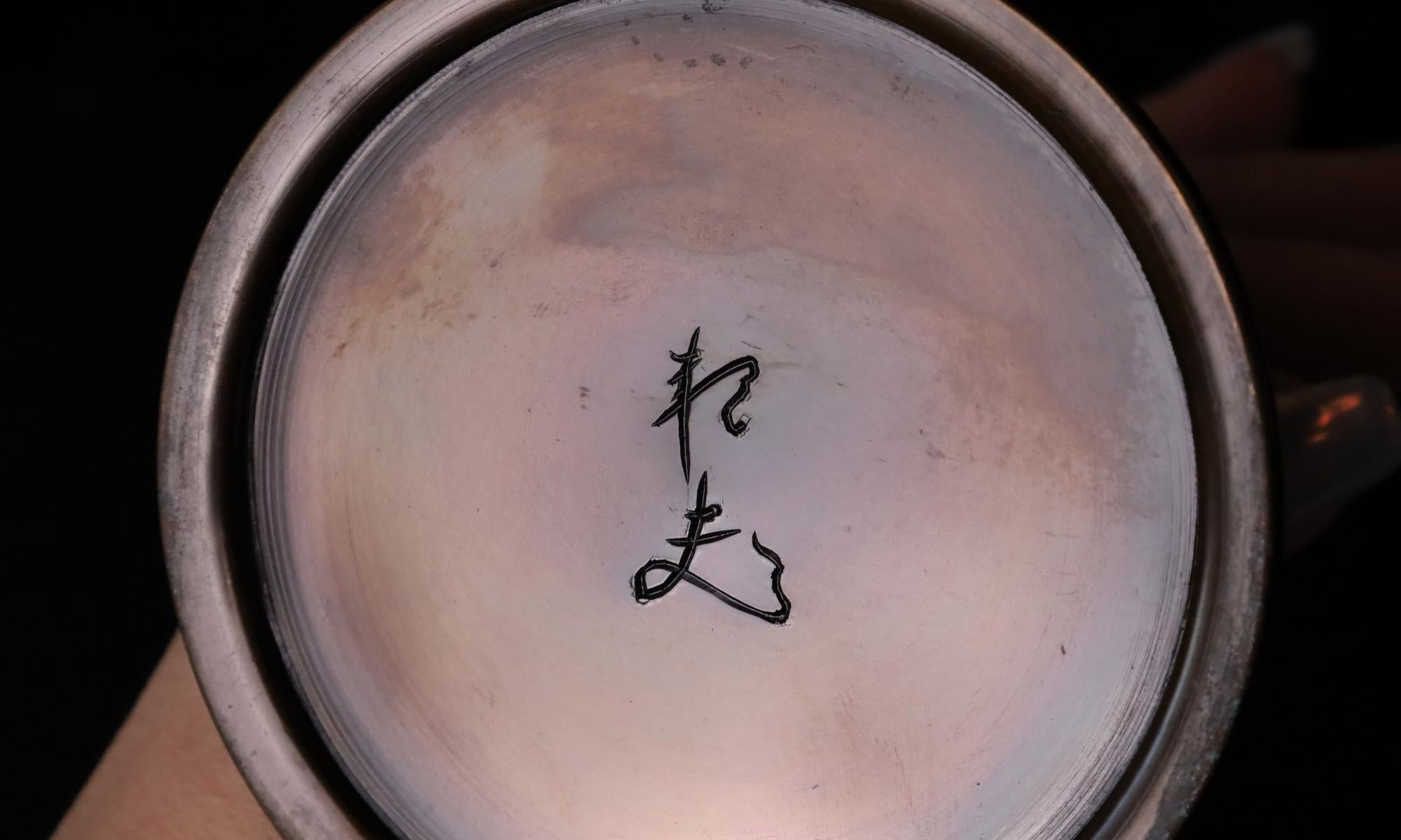 Eleganza del vaso monofiore in bronzo di Asano Norio - Membro di Nihon Kogeikai in vendita 7