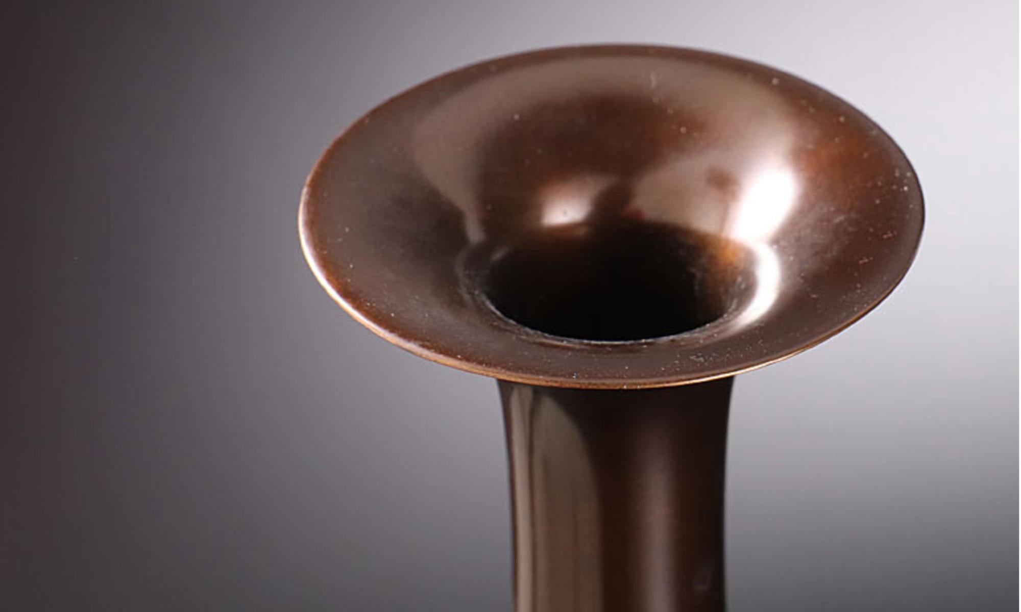 Eleganza del vaso monofiore in bronzo di Asano Norio - Membro di Nihon Kogeikai in vendita 9