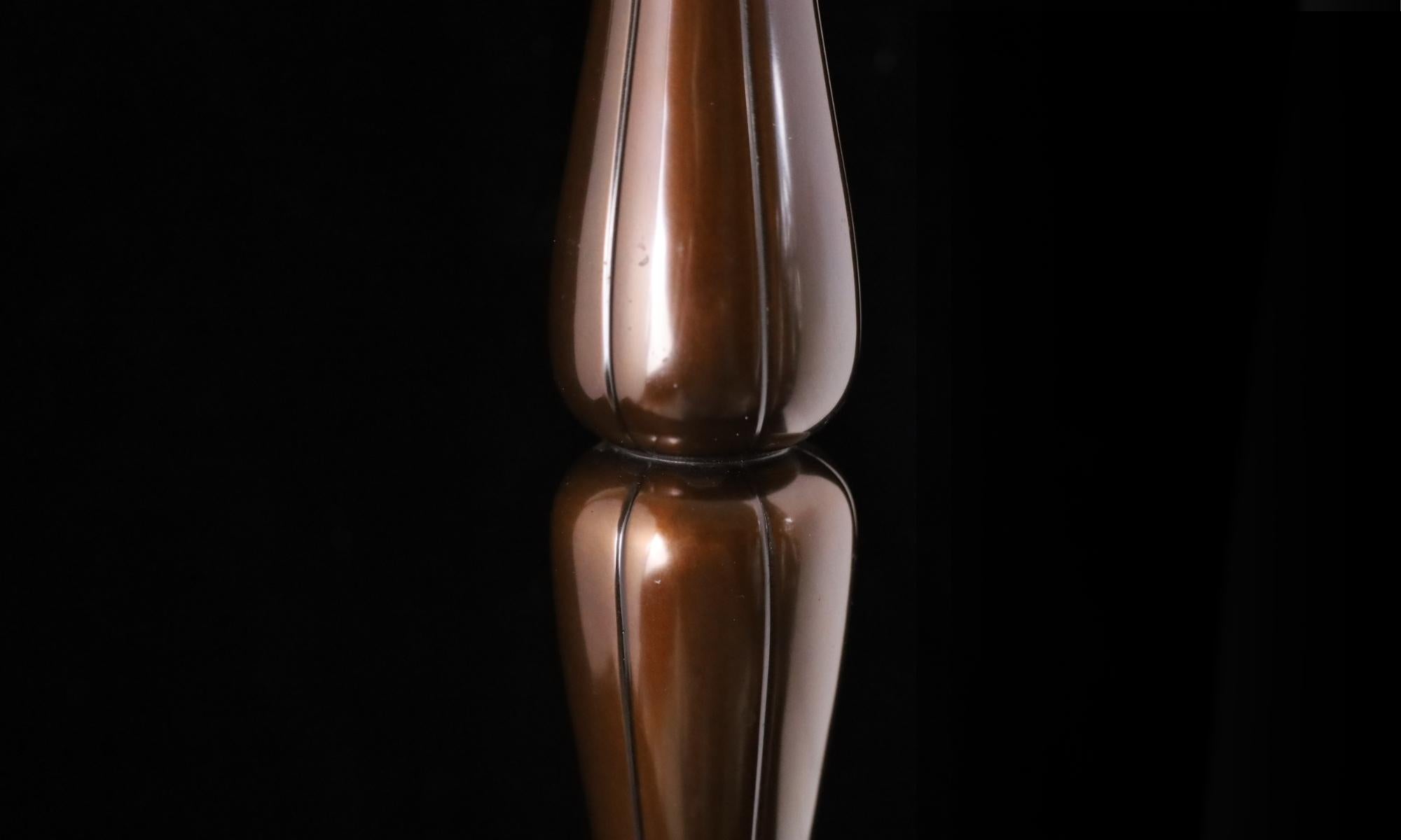 Giapponese Eleganza del vaso monofiore in bronzo di Asano Norio - Membro di Nihon Kogeikai in vendita