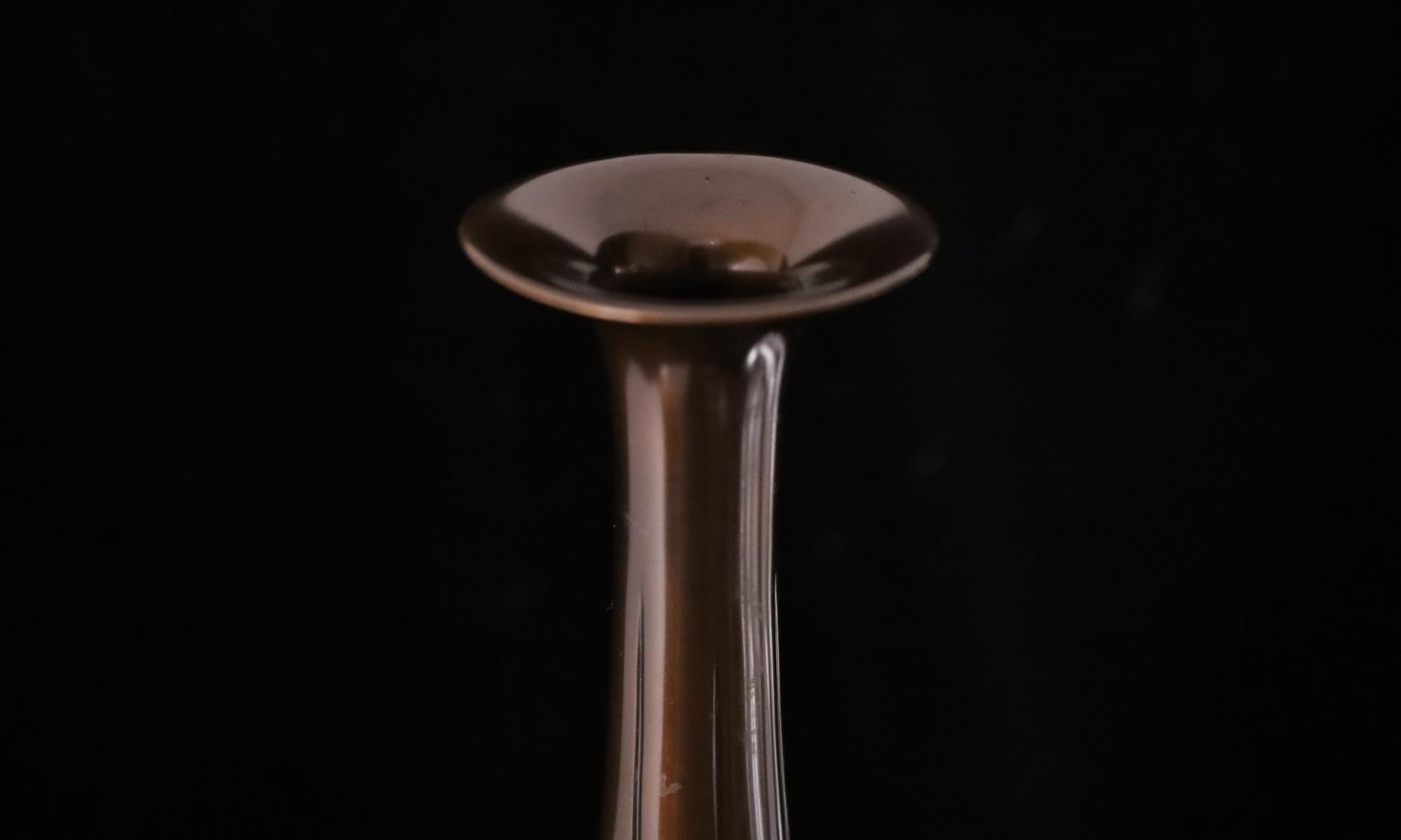 Eleganza del vaso monofiore in bronzo di Asano Norio - Membro di Nihon Kogeikai In condizioni buone in vendita a Fukuoka, JP
