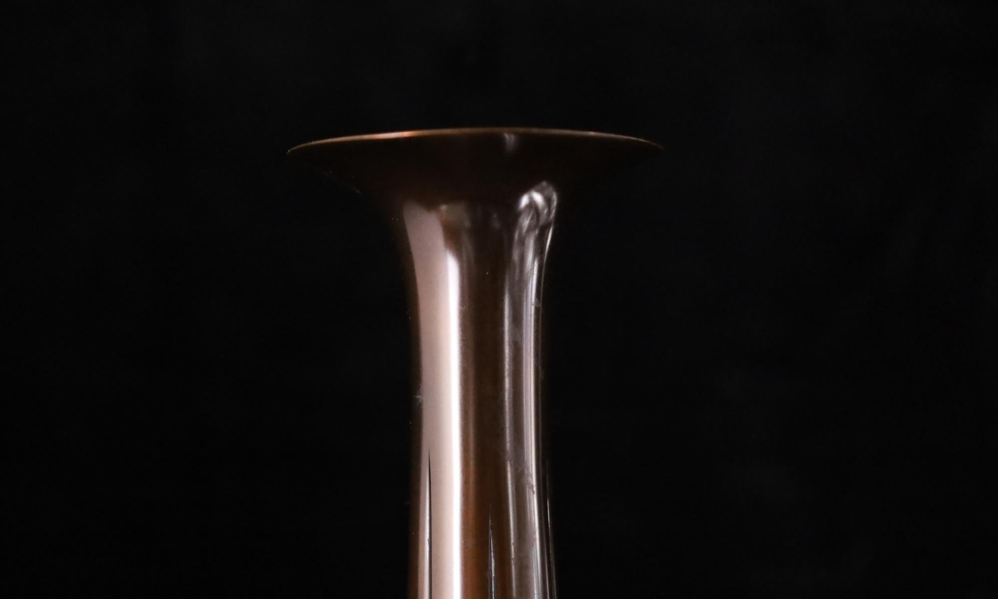 XX secolo Eleganza del vaso monofiore in bronzo di Asano Norio - Membro di Nihon Kogeikai in vendita