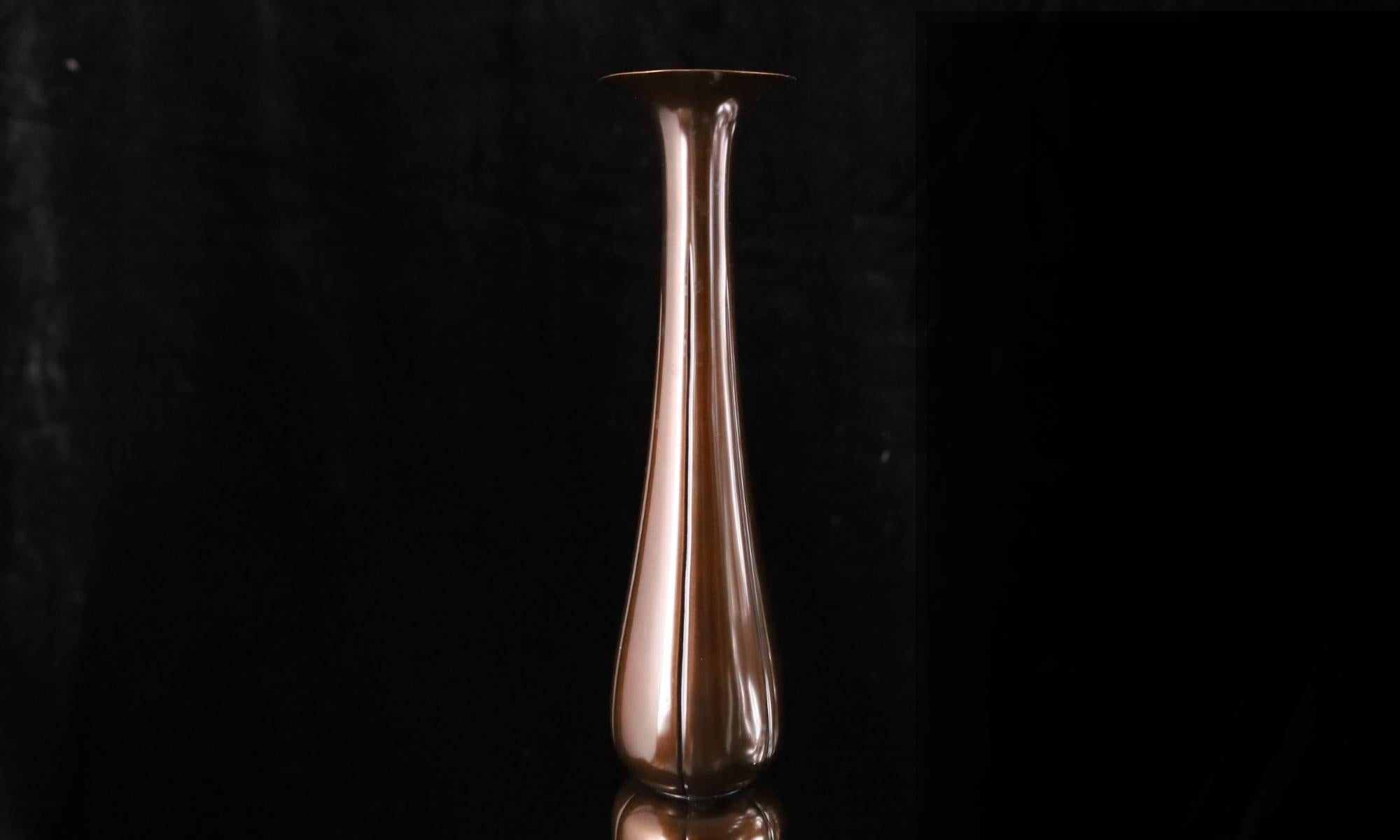 Bronzo Eleganza del vaso monofiore in bronzo di Asano Norio - Membro di Nihon Kogeikai in vendita
