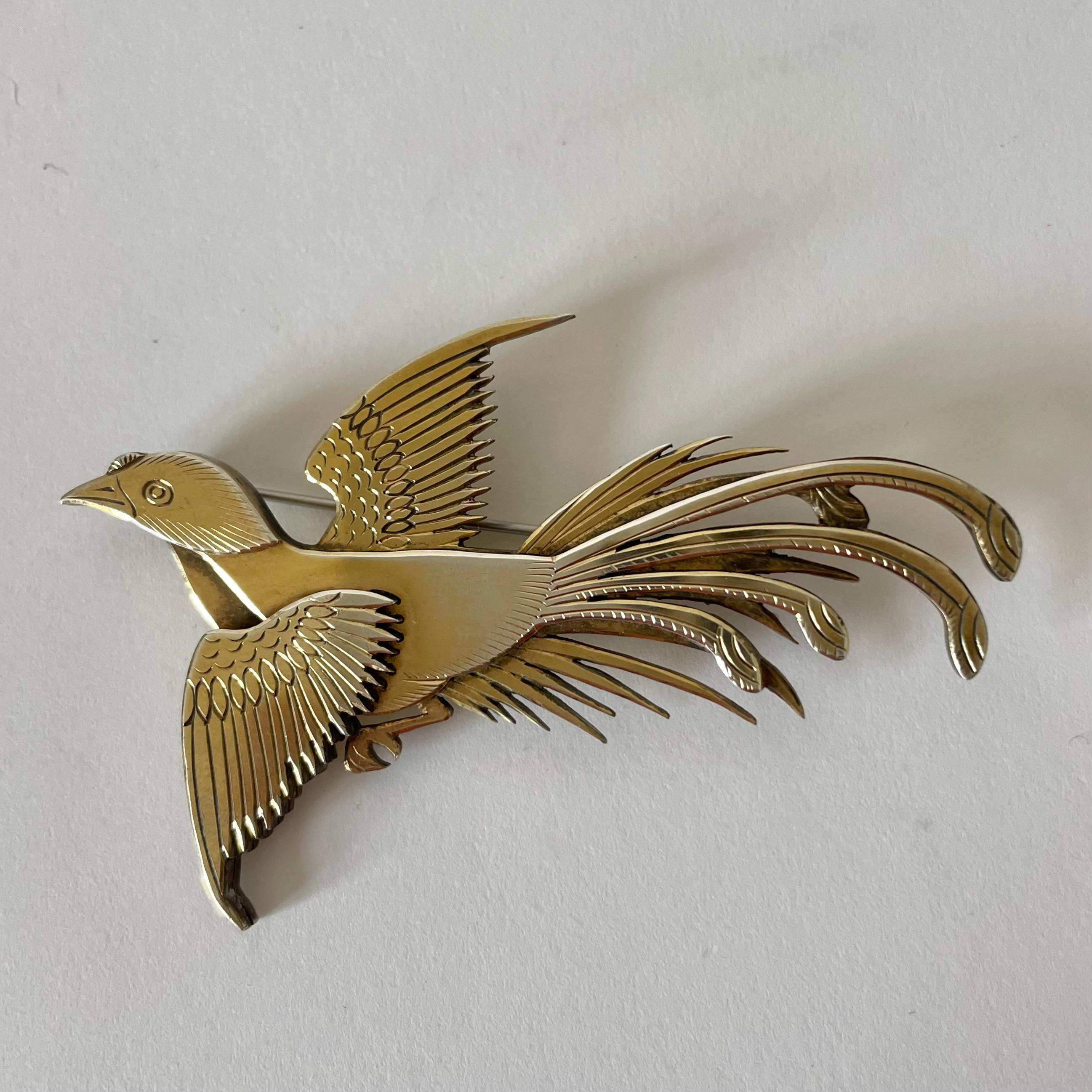 Elegante spilla del 1958 (H9) del più famoso argentiere svedese Wiwen Nilsson (1897-1974). Un bellissimo uccello in argento sterling dorato.

Usura coerente con l'età e l'uso 