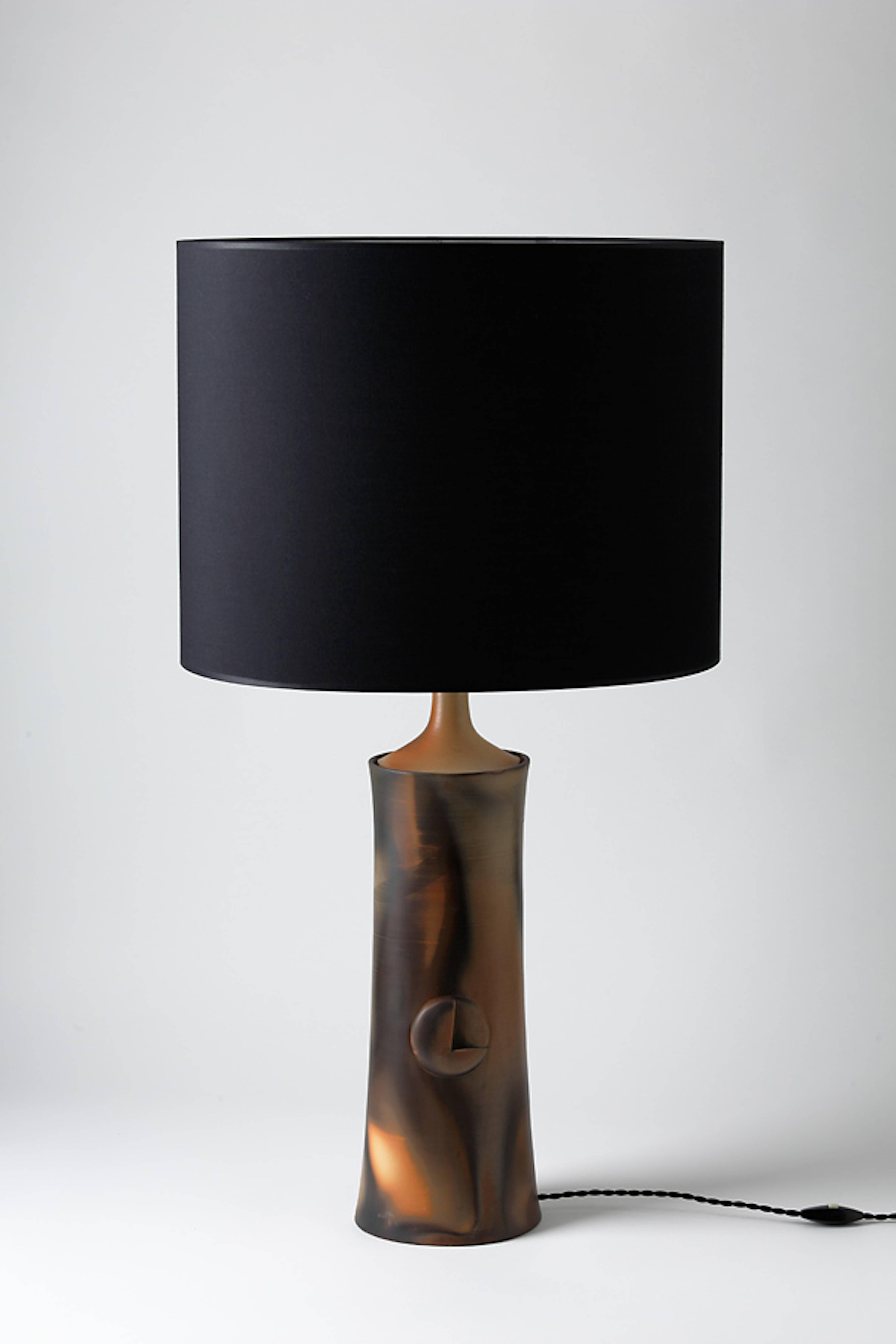 Pierre Bayle
Rare and elegant ceramic table lamp by the French famous artist.

Decorative brown and orange ceramic glaze colors,

circa 1980-1990.

Unique piece.

Measure: Height with lampshade 86cm

Sold with lamp shade 

Electric