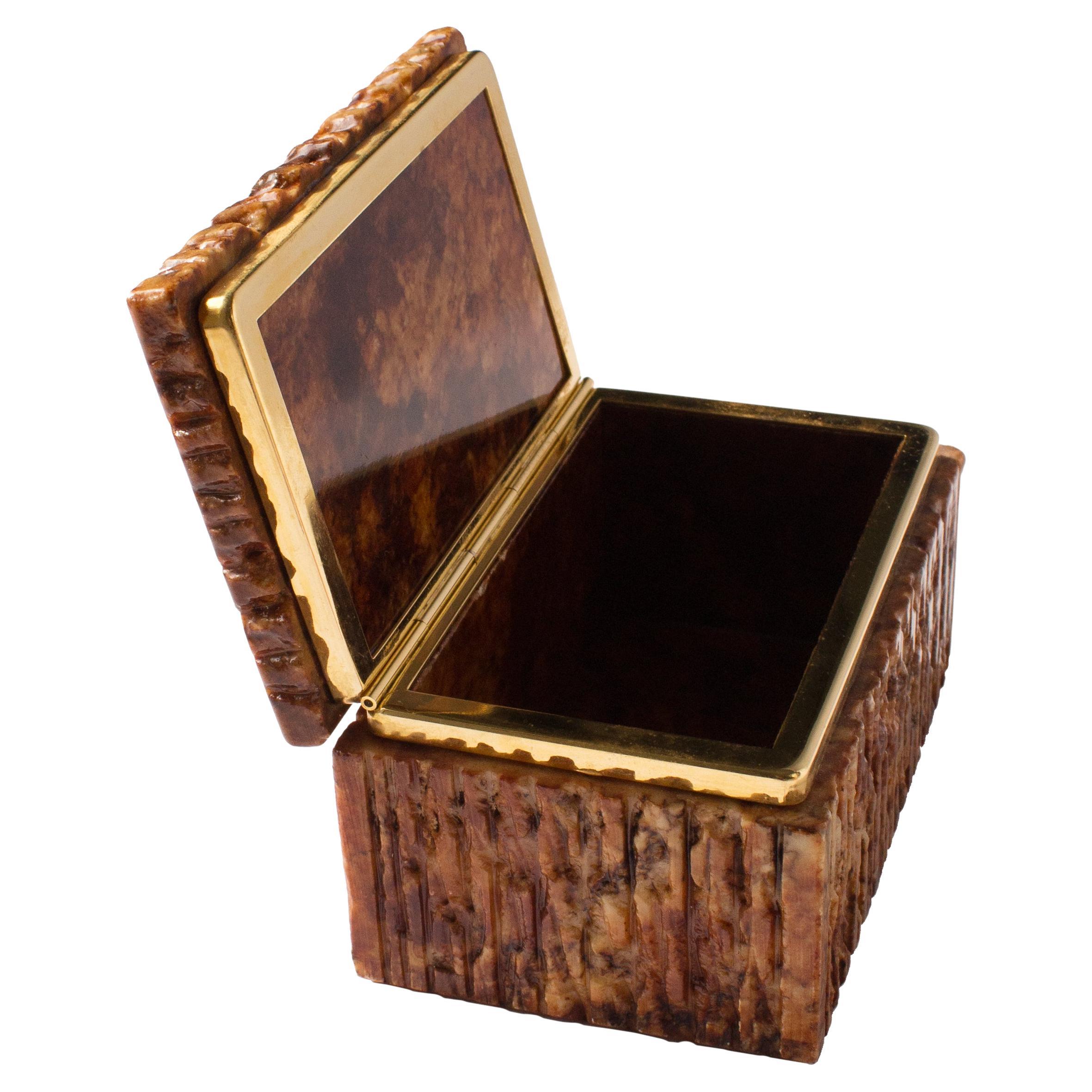 Esta elegante cajita de mármol marrón, con detalles de latón y bisagras de bella factura, es la mezcla perfecta de forma y función. Fabricado en Italia, desprende un encanto atemporal que refleja la artesanía italiana y el diseño clásico. Tanto si