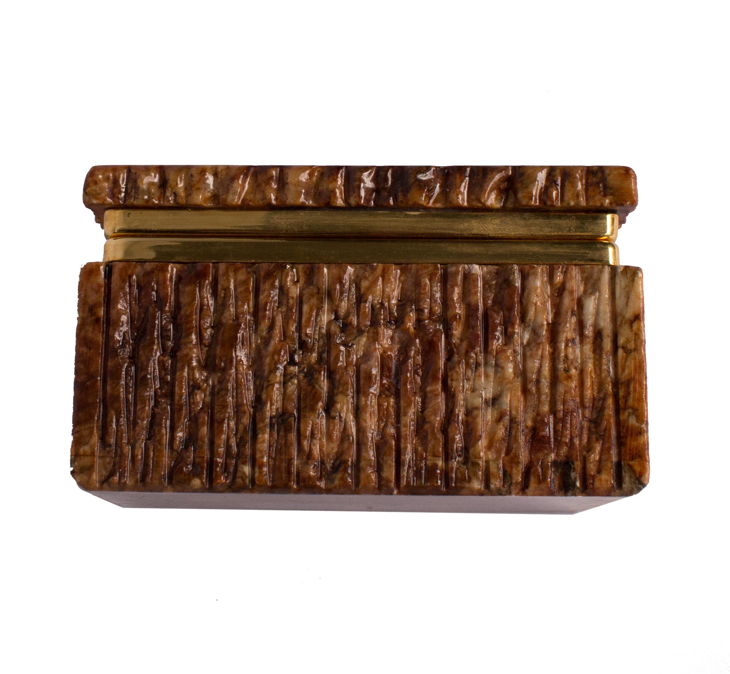 Elegante Caja de Mármol Marrón de Italia,  con bisagras de latón. Hecho a mano en venta