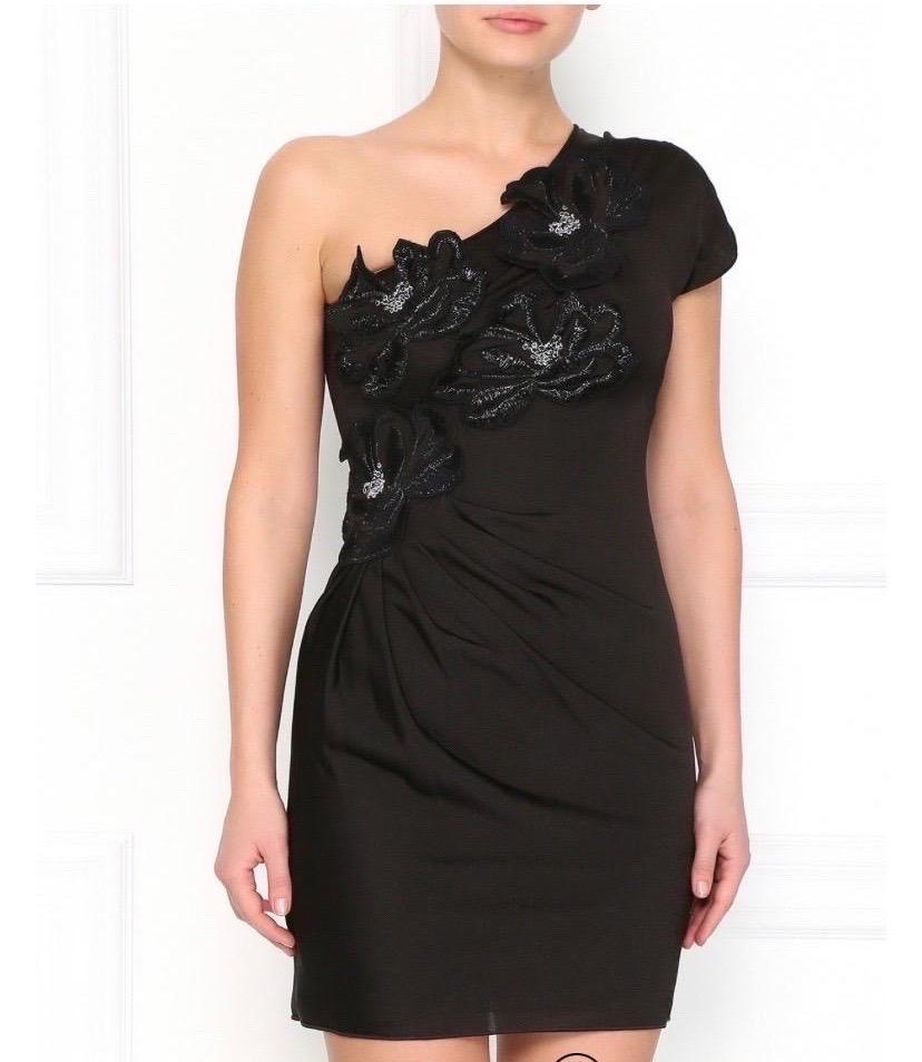Emporio Armani - Robe brune à une épaule 
Eleg, pas de composition de l'étiquette mais considérez qu'il est visqueux. 
Application de fleurs sur le devant, effet brillant.
Doublé.
Taille 40.
Sein 39
Buste 43
Longueur 80
En plus d'être en bon état