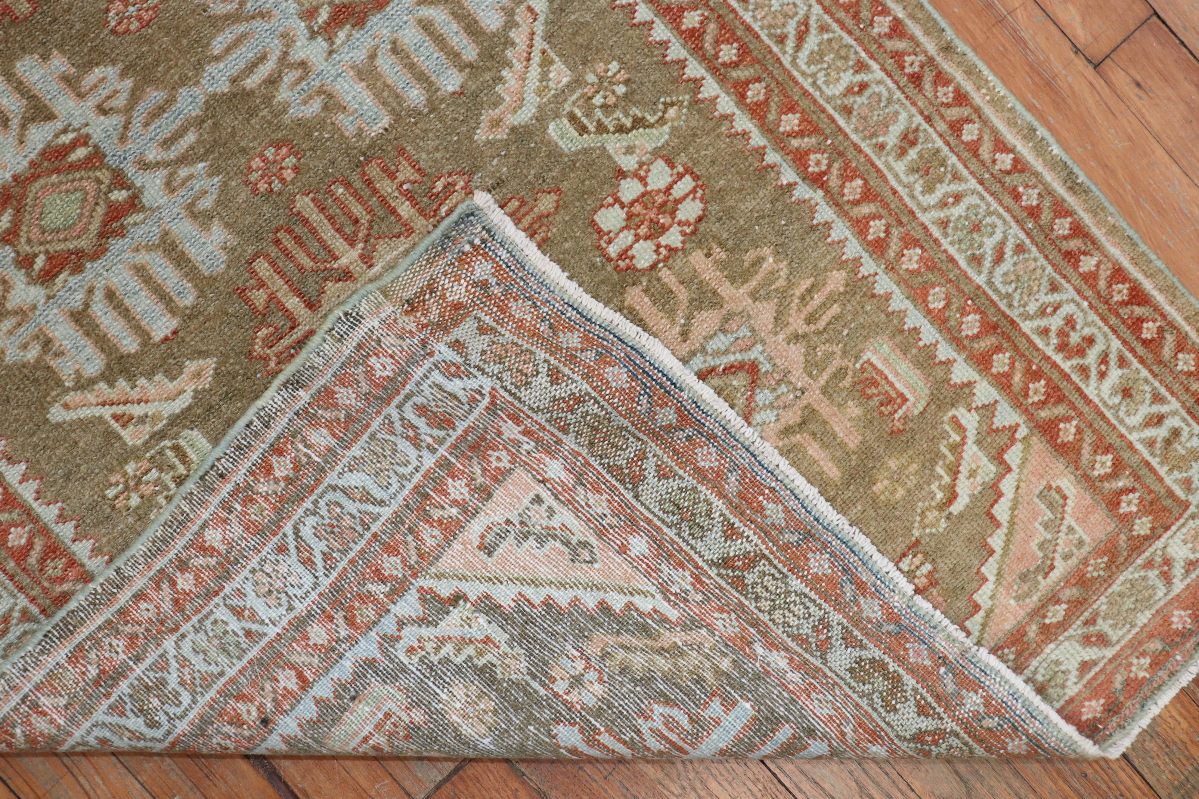 Zabihih Collection Eleganter brauner persischer Malayer-Würfteppich (20. Jahrhundert) im Angebot