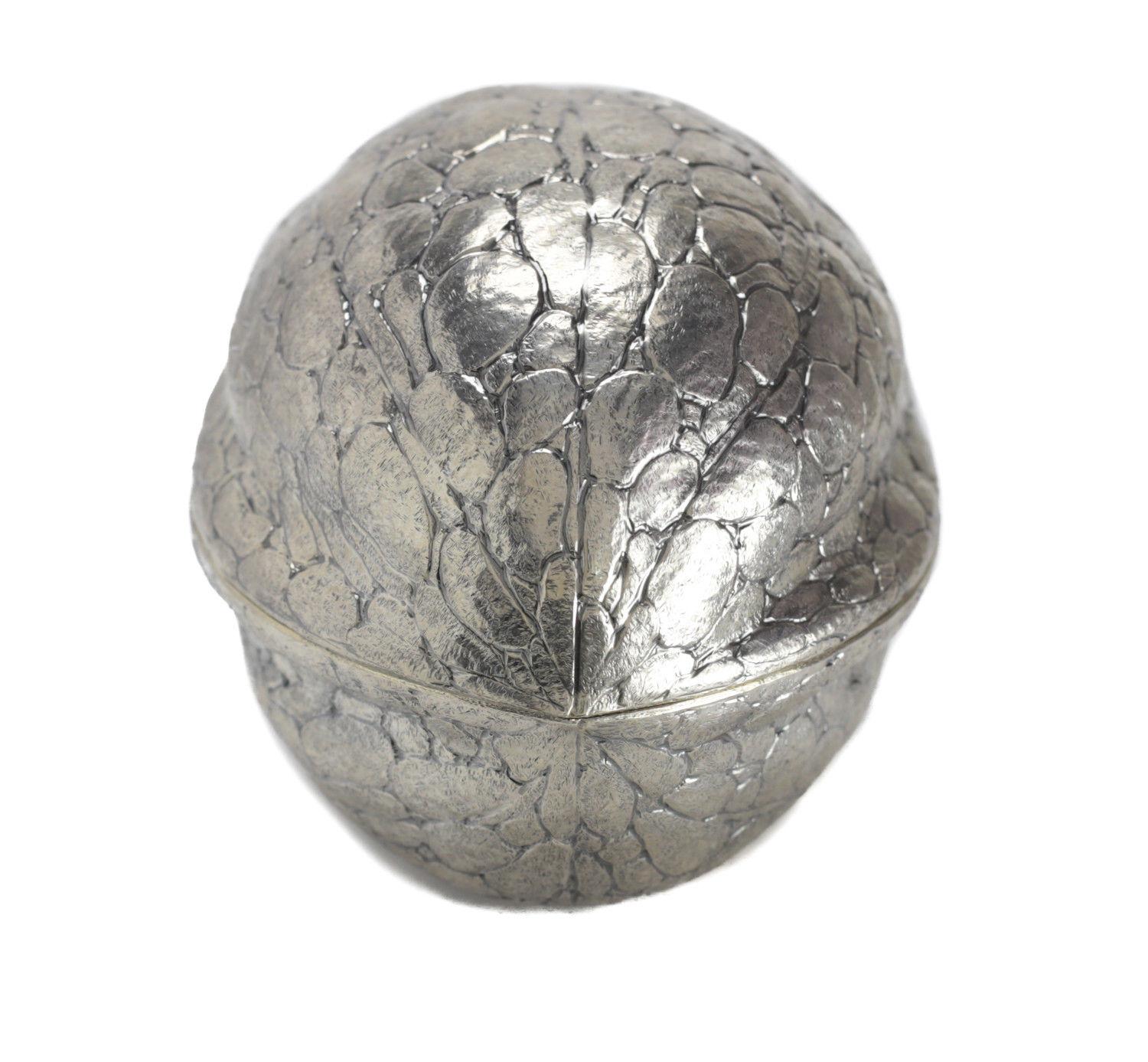 An elegant Buccellati Pradella Ilario sterling silver box, circa 1940. Beautifully hand chased to resemble a figural walnut. Marked to the underside with the Italian silversmith 