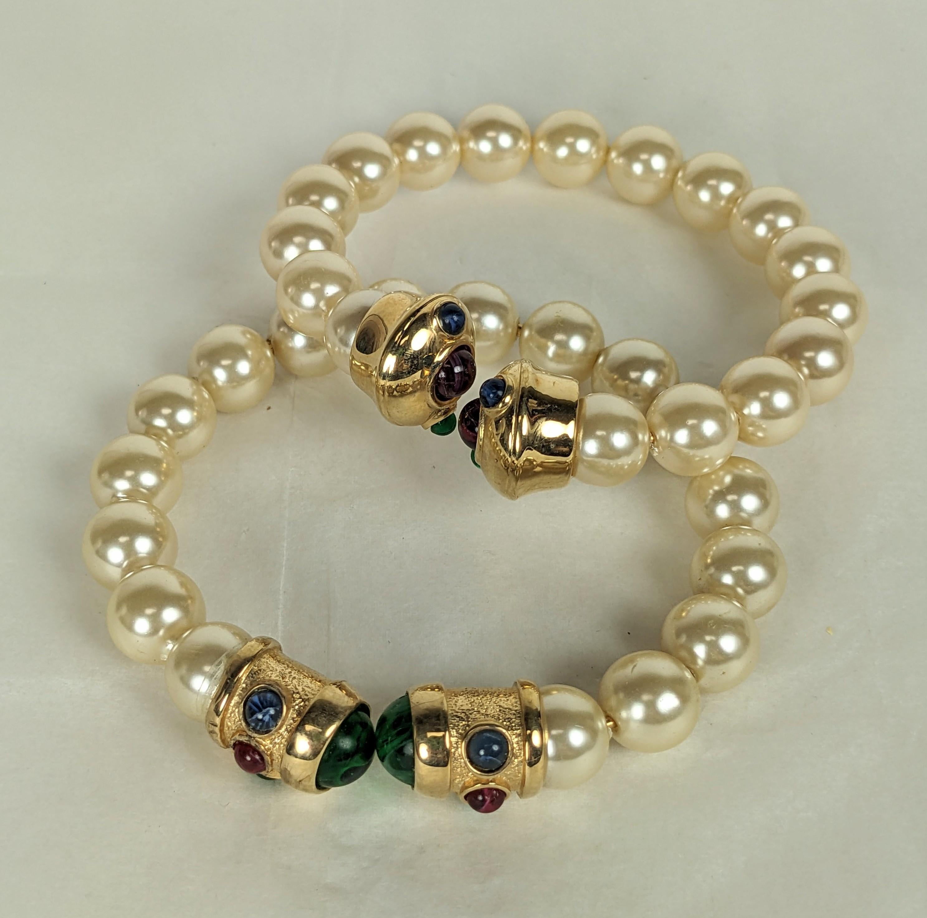 Eleganter Perlenarmreif im Bulgari-Stil aus den 1990er Jahren in Italien. Fest verdrahtet mit 10 mm Kunstperlen und schmuckvollen Kappen im Bulgari-Stil. Individueller Preis, wahlweise mit smaragd- oder rubinroten Endkappen. Italien der 1990er Jahre.