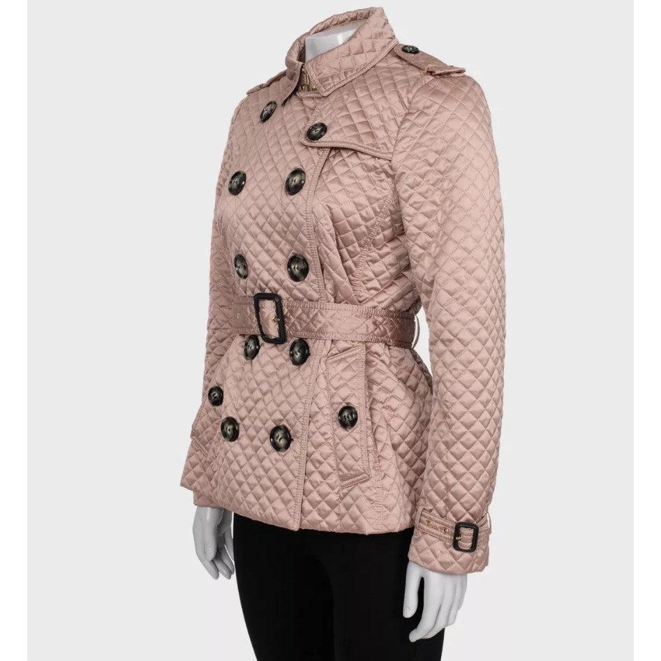 Sortez avec style grâce à cette veste matelassée sophistiquée de Burberry ! Cette magnifique veste présente une silhouette ajustée flatteuse et une élégante ceinture à la taille pour un look chic sans effort. Le design classique matelassé de