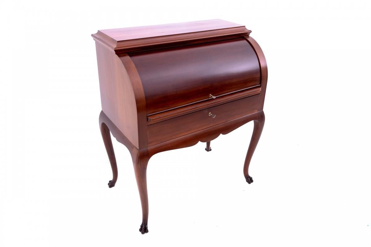 Scrivania in mogano con piano di scrittura. Ampio cassetto apribile, chiudibile con una chiave. Cassetti per piccoli oggetti nella parte superiore.

In ottime condizioni, dopo una ristrutturazione professionale.

Dimensioni: altezza 109 cm,