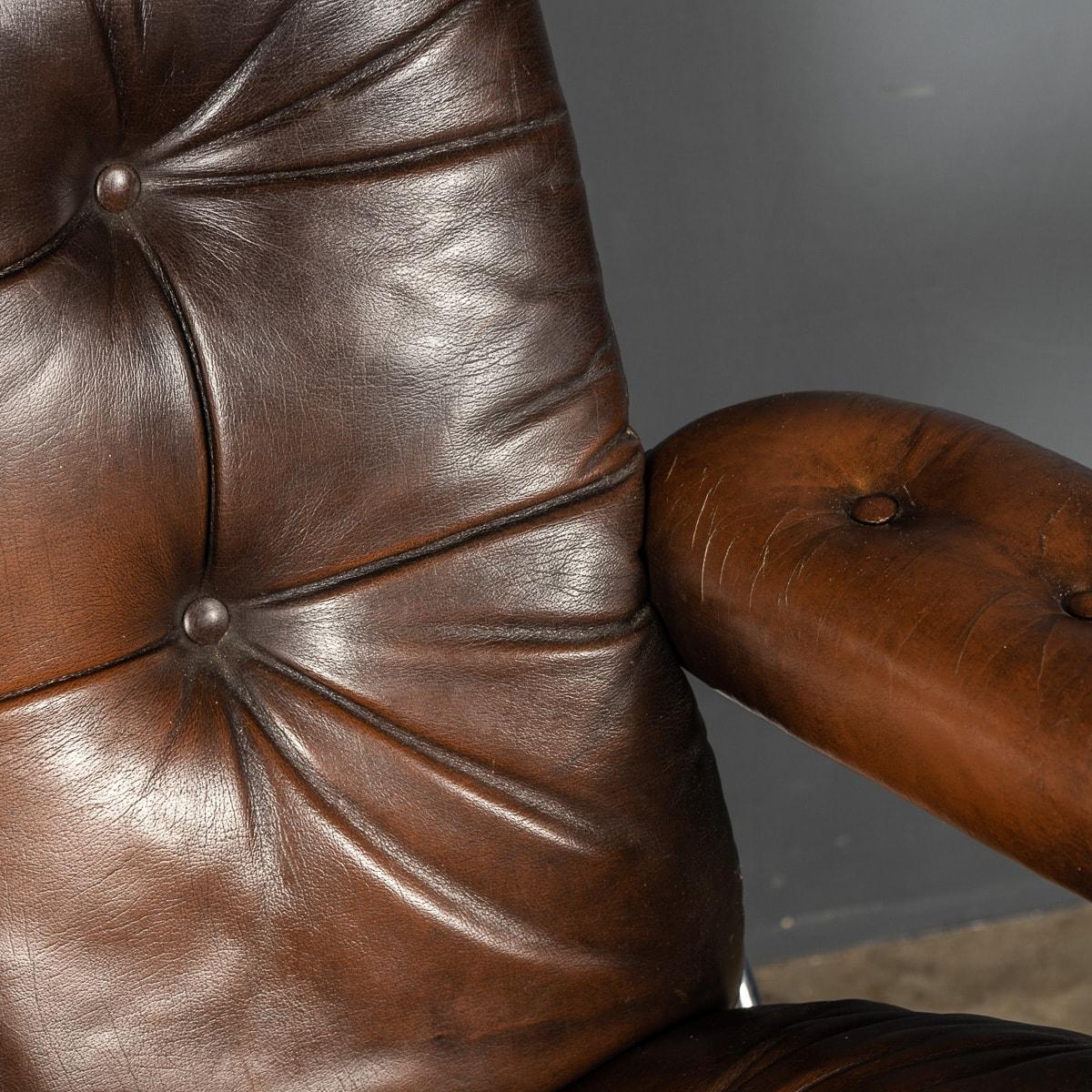 Fauteuil pivotant lgant en cuir boutonn, vers 1970 en vente 7