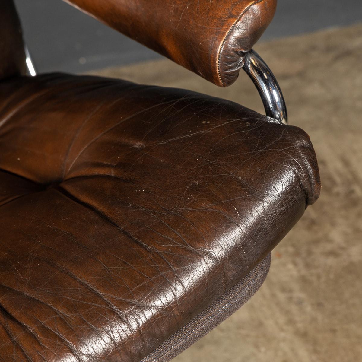 Elegant Buttoned Leather Swivel Chair, c.1970 For Sale 10