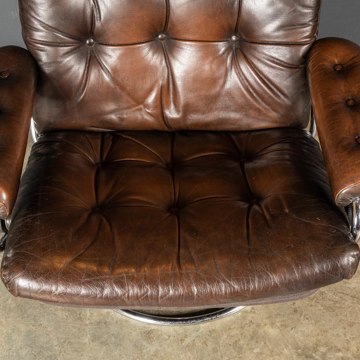 Elegant Buttoned Leather Swivel Chair, c.1970 For Sale 15