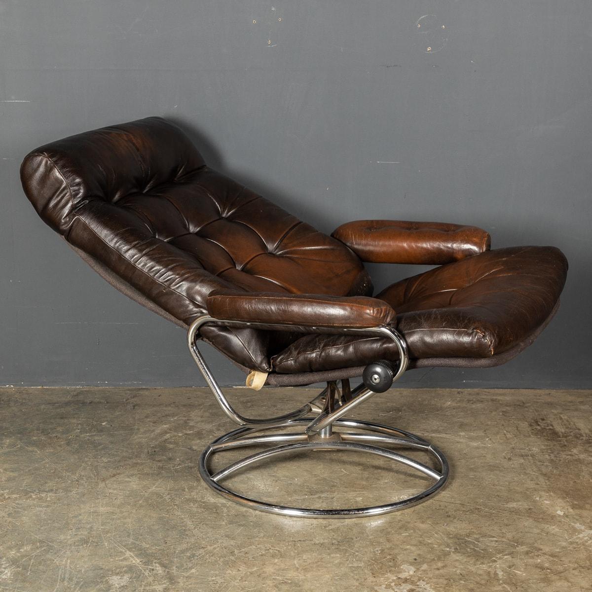Elegant Buttoned Leather Swivel Chair, c.1970 In Good Condition For Sale In Royal Tunbridge Wells, Kent