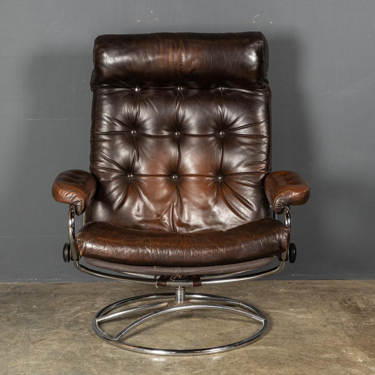 20th Century Elegant Buttoned Leather Swivel Chair, c.1970 For Sale