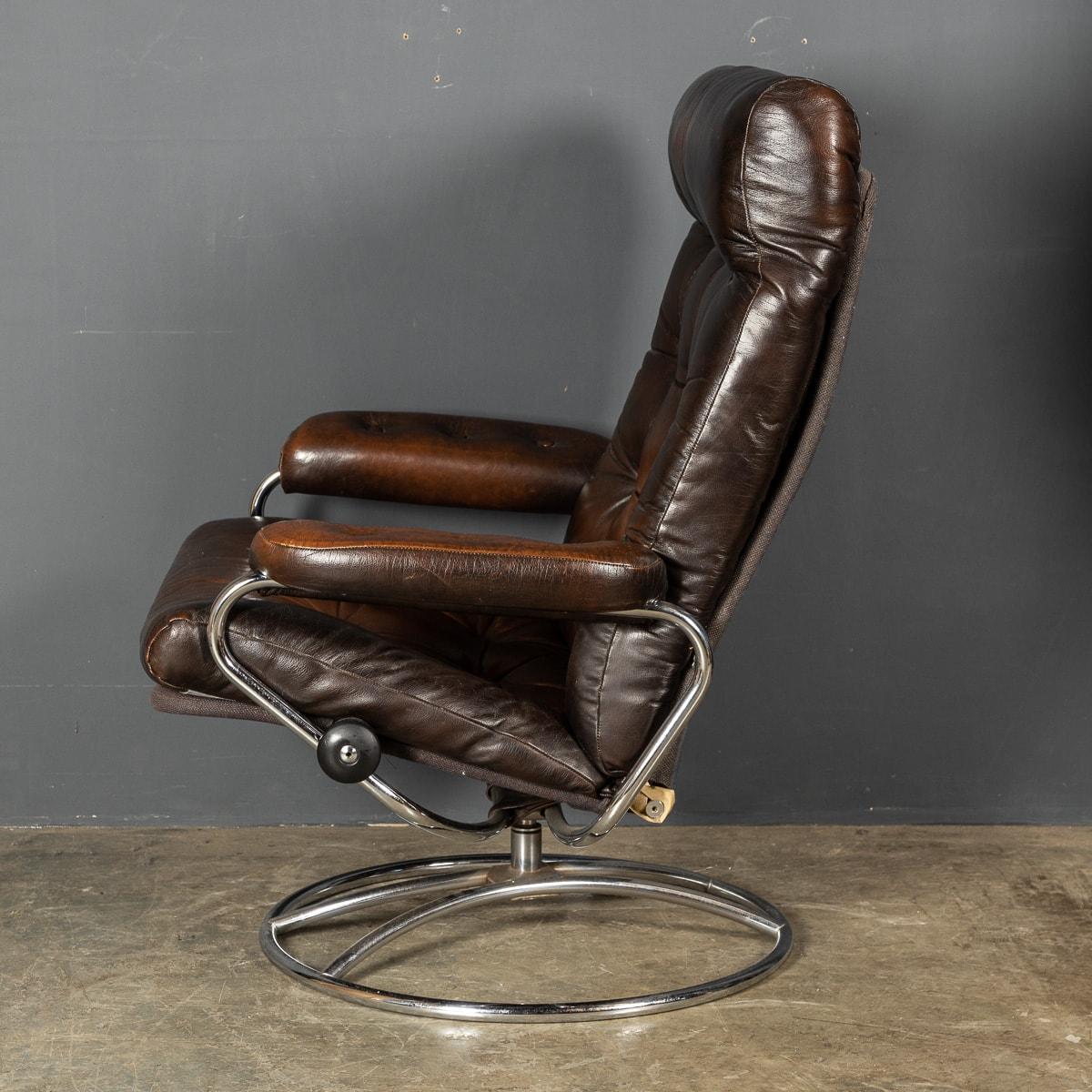 Elegant Buttoned Leather Swivel Chair, c.1970 For Sale 1