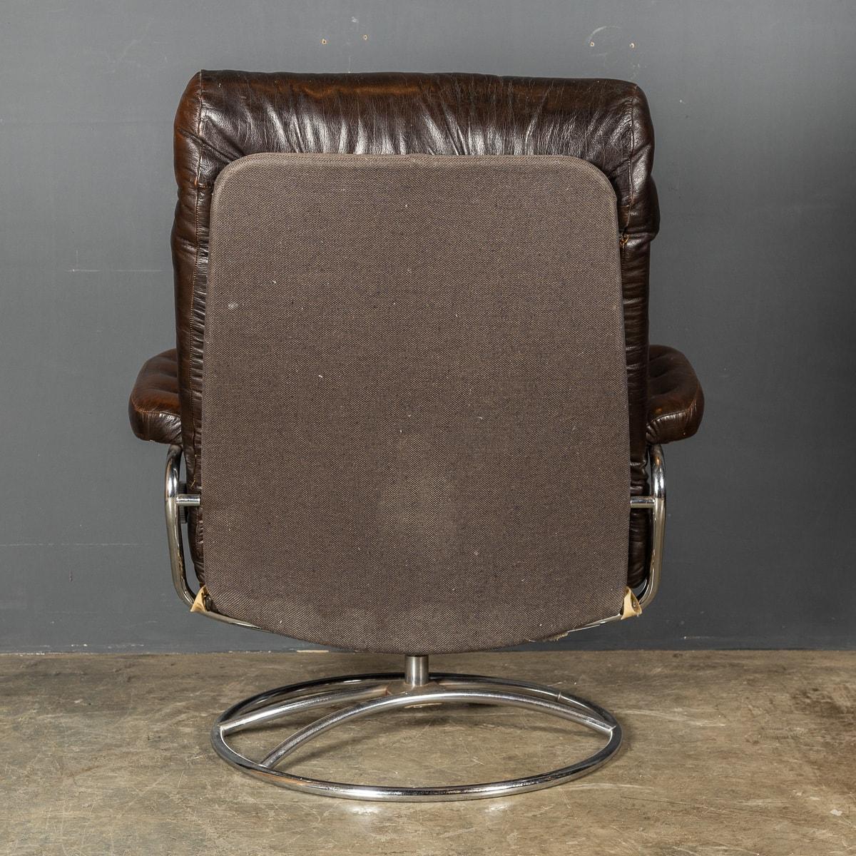 Elegant Buttoned Leather Swivel Chair, c.1970 For Sale 2