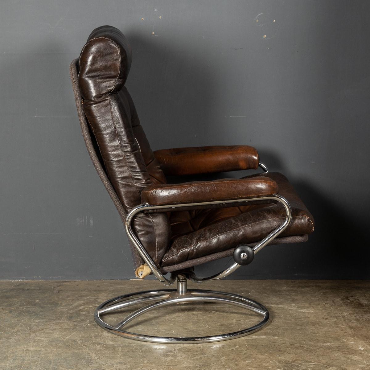 Elegant Buttoned Leather Swivel Chair, c.1970 For Sale 3