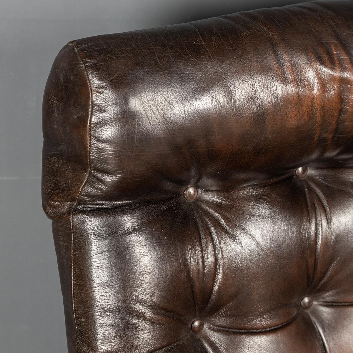 Elegant Buttoned Leather Swivel Chair, c.1970 For Sale 4