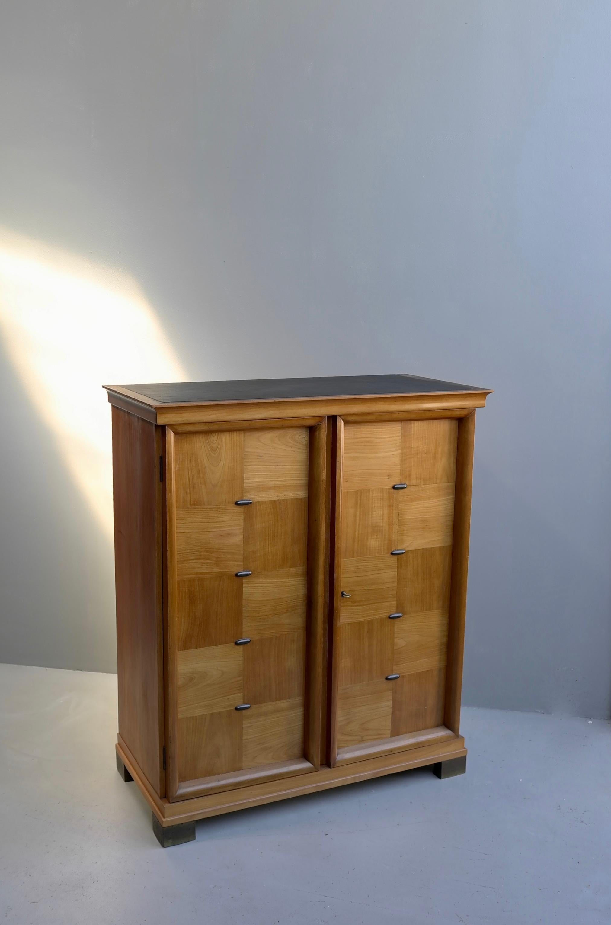 Elegante armario con tapa de cuero negro, al estilo de Jacques Adnet, Francia, años 40 Latón