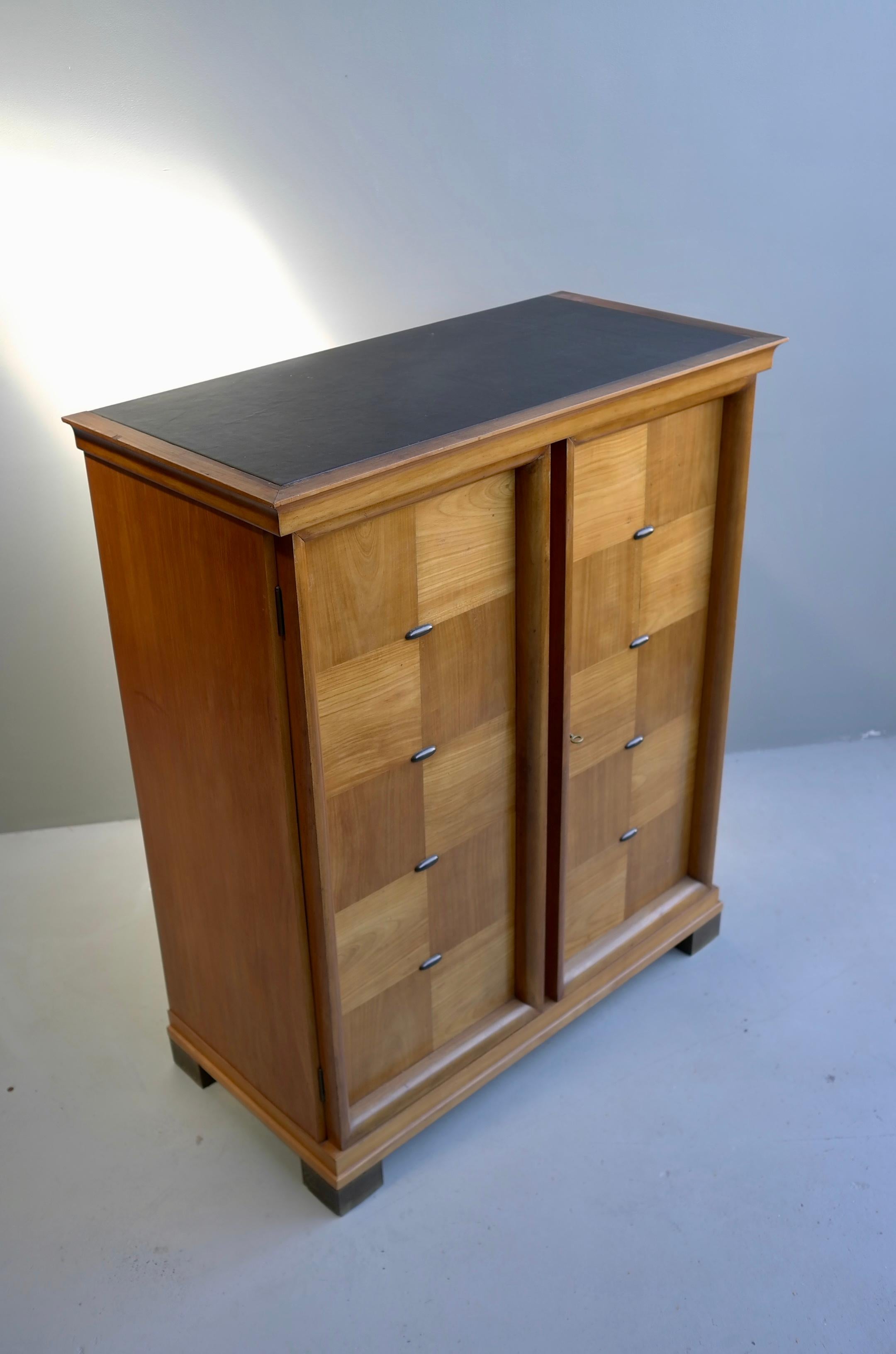 Elegante armario con tapa de cuero negro, al estilo de Jacques Adnet, Francia, años 40 2
