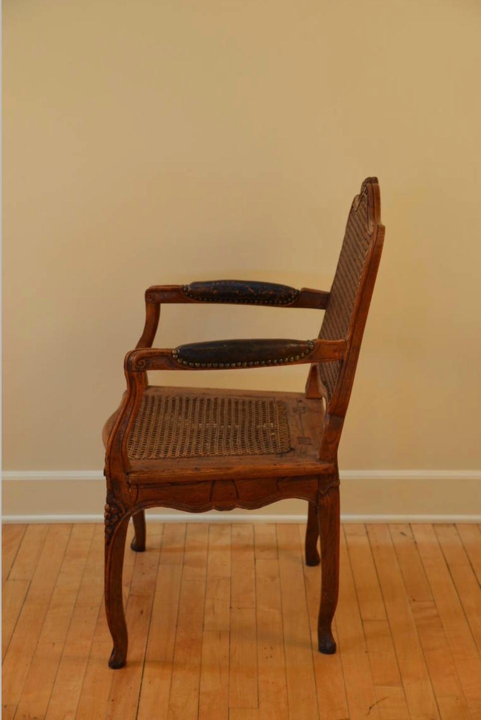 Sessel aus Nussbaumholz mit Rohrgeflecht aus der Louis XV.-Periode, um 1760 im Zustand „Gut“ im Angebot in Los Angeles, CA
