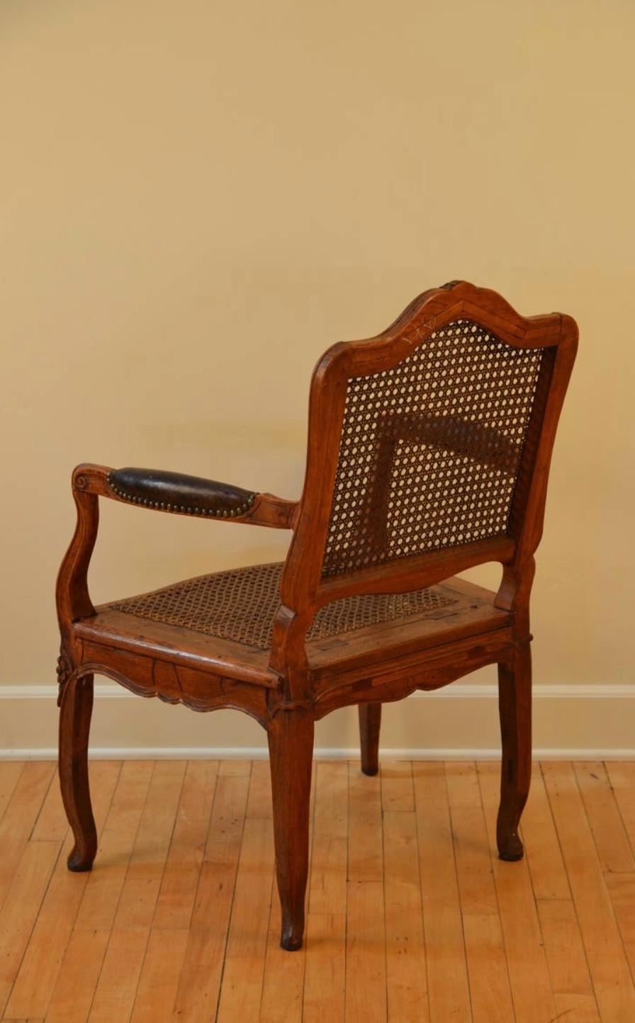 Sessel aus Nussbaumholz mit Rohrgeflecht aus der Louis XV.-Periode, um 1760 (18. Jahrhundert und früher) im Angebot