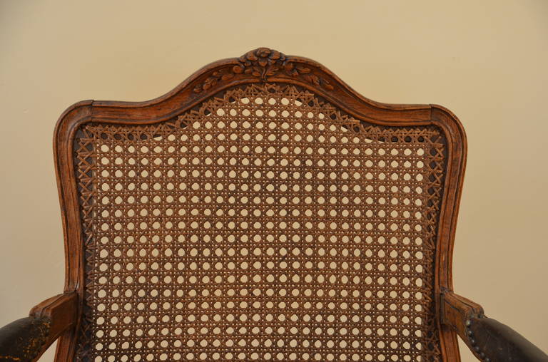Sessel aus Nussbaumholz mit Rohrgeflecht aus der Louis XV.-Periode, um 1760 (Messing) im Angebot