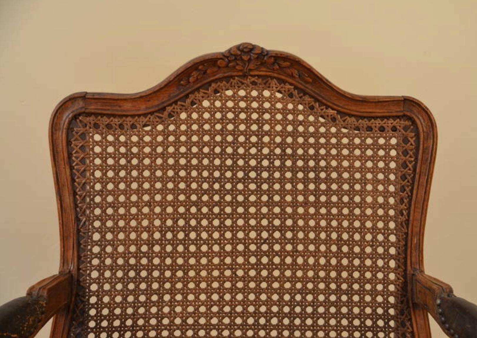 Sessel aus Nussbaumholz mit Rohrgeflecht aus der Louis XV.-Periode, um 1760 (Messing) im Angebot