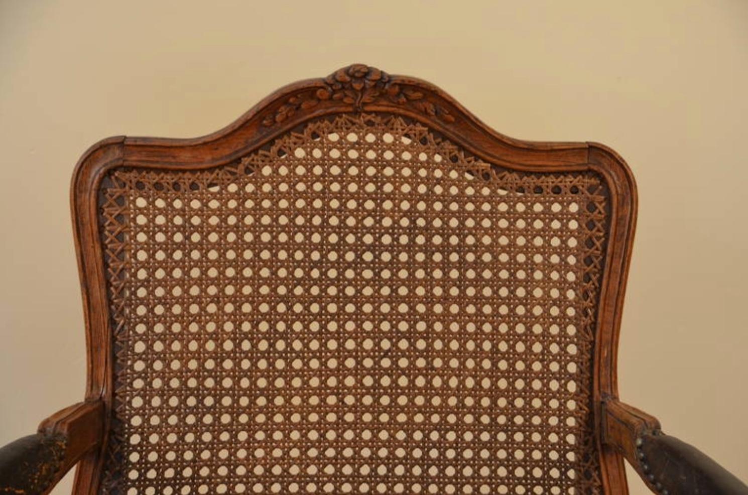 Elegance fauteuil canné en noyer d'époque Louis XV, vers 1760 Bon état - En vente à Los Angeles, CA