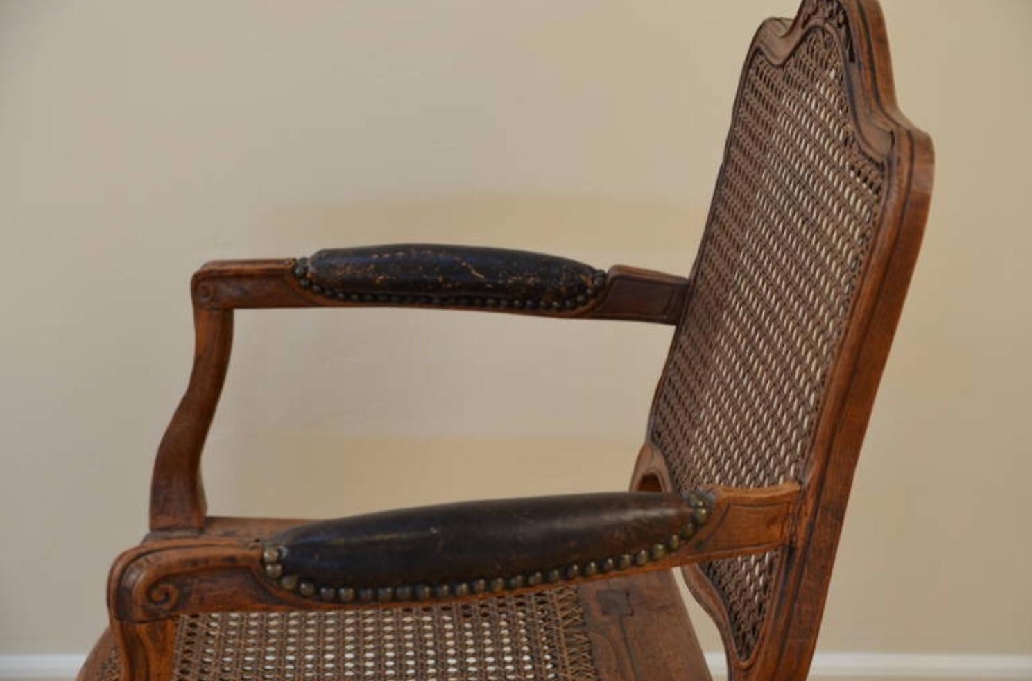 Laiton Elegance fauteuil canné en noyer d'époque Louis XV, vers 1760 en vente