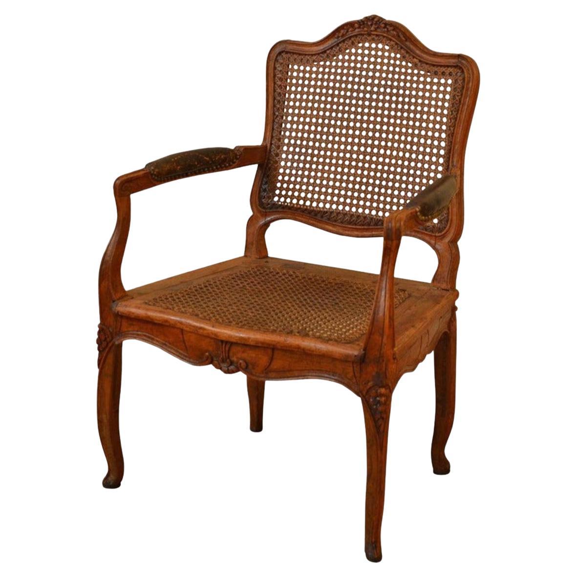 Elegance fauteuil canné en noyer d'époque Louis XV, vers 1760 en vente