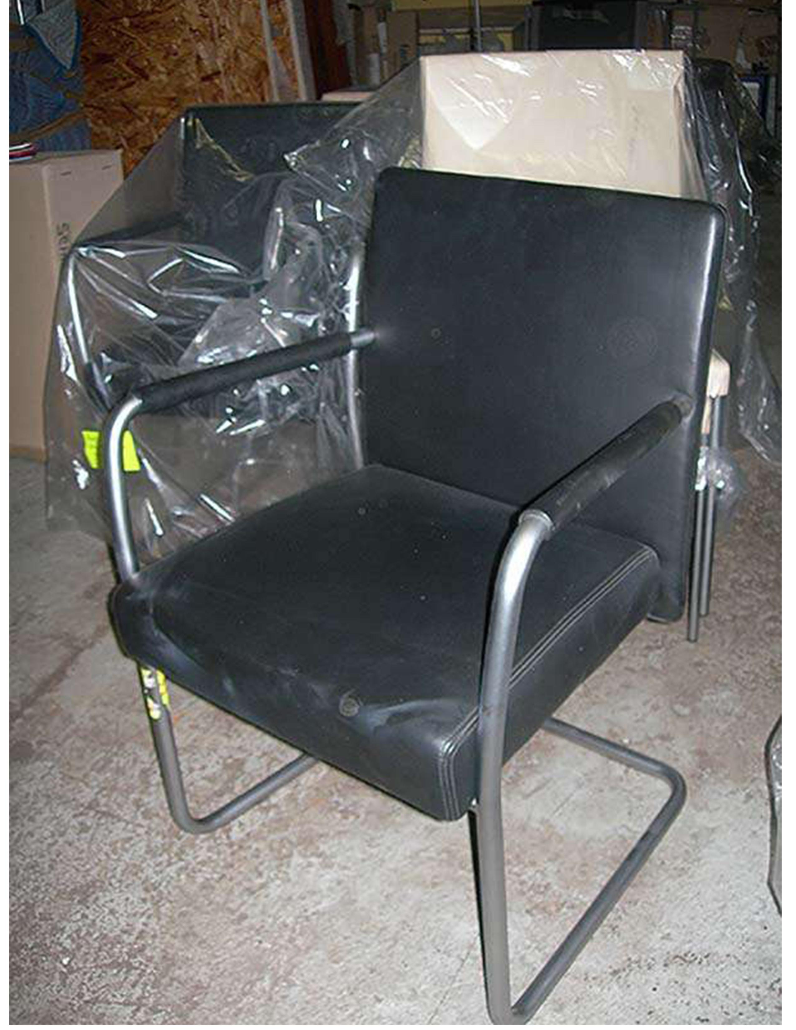 (2) Jason armchairs
Cantilever matt chrome base
Black leather / leather wrapped arms
Model#1519V
Measures: W 23.2