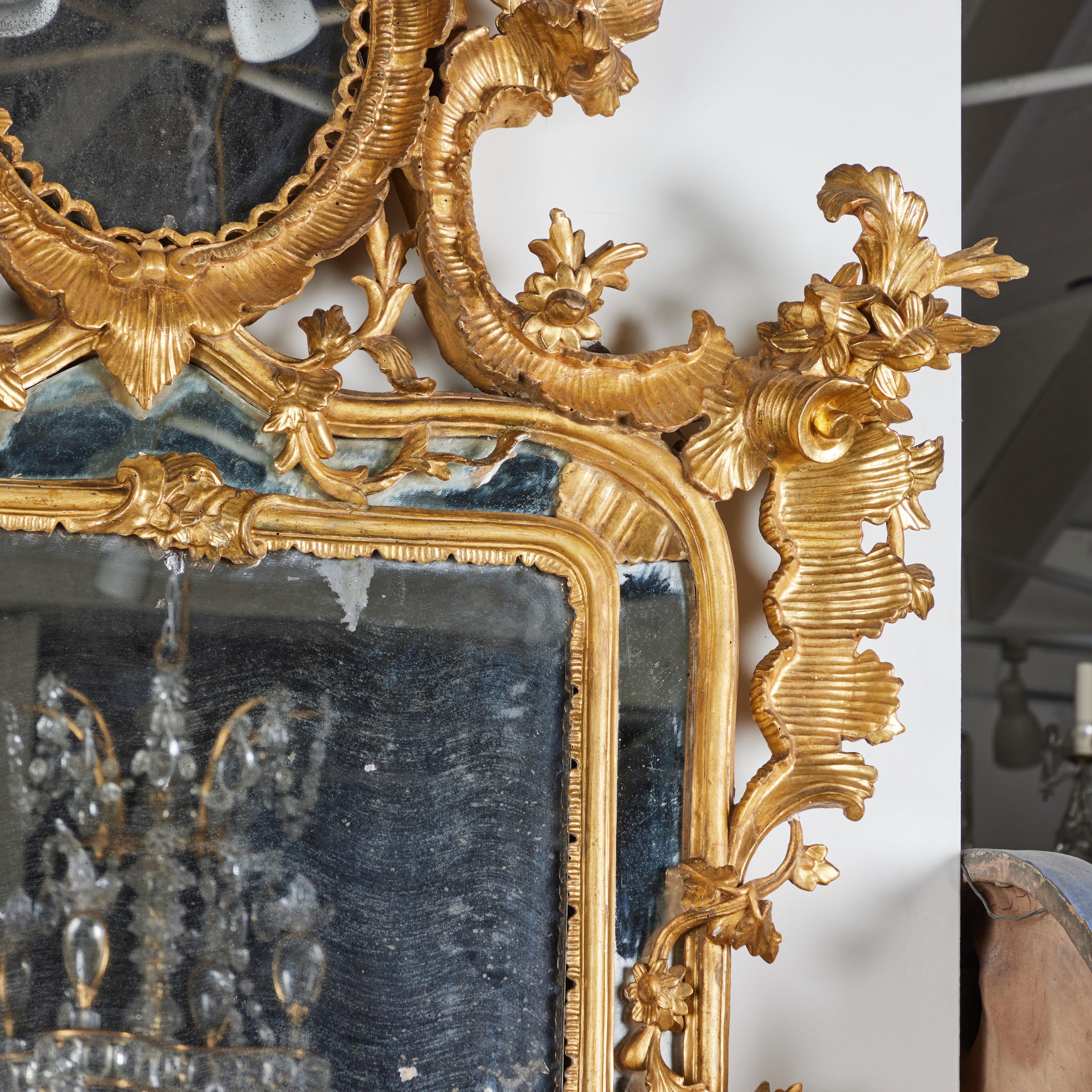 Hand-Carved Elegant Carved and Gilded Mirror For Sale