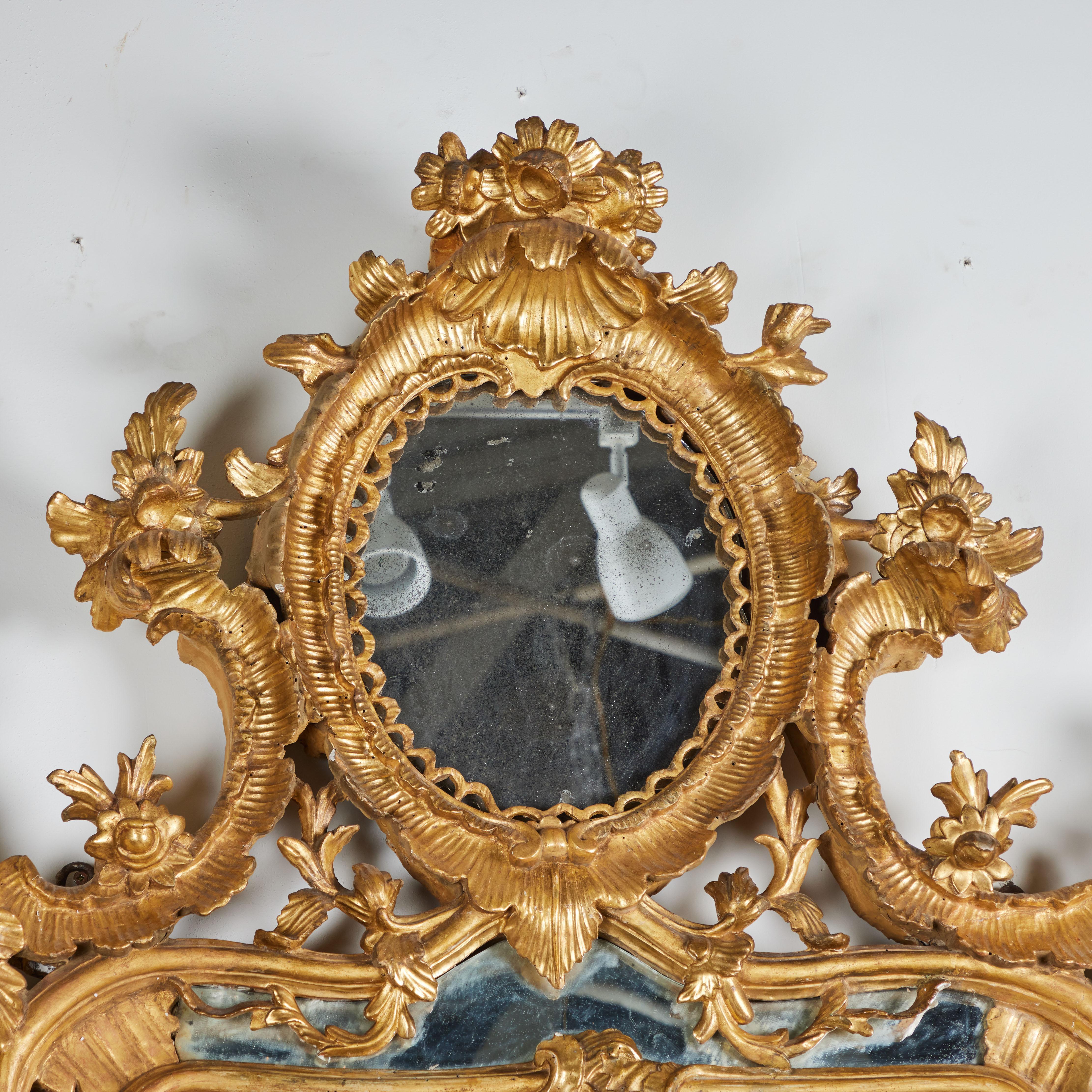 Miroir élégant sculpté et doré Bon état - En vente à Los Angeles, CA