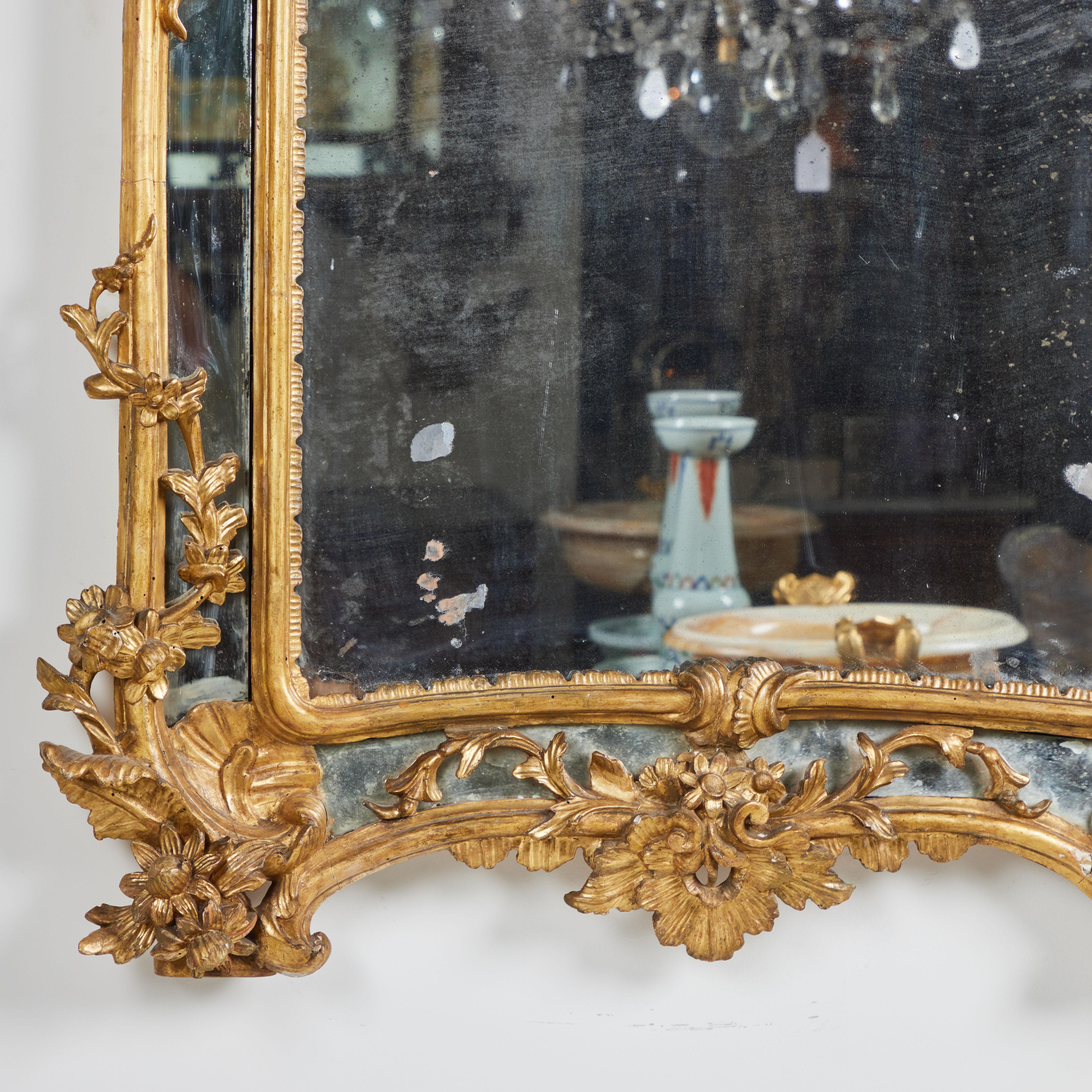 Late 18th Century Elegant Carved and Gilded Mirror For Sale