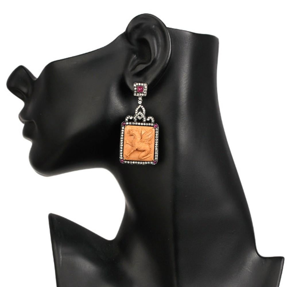 Eleganter geschnitzter Quarz-Ohrring mit Drachenfigur und Diamant & Rubin aus 18 Karat Gold (Art déco) im Angebot
