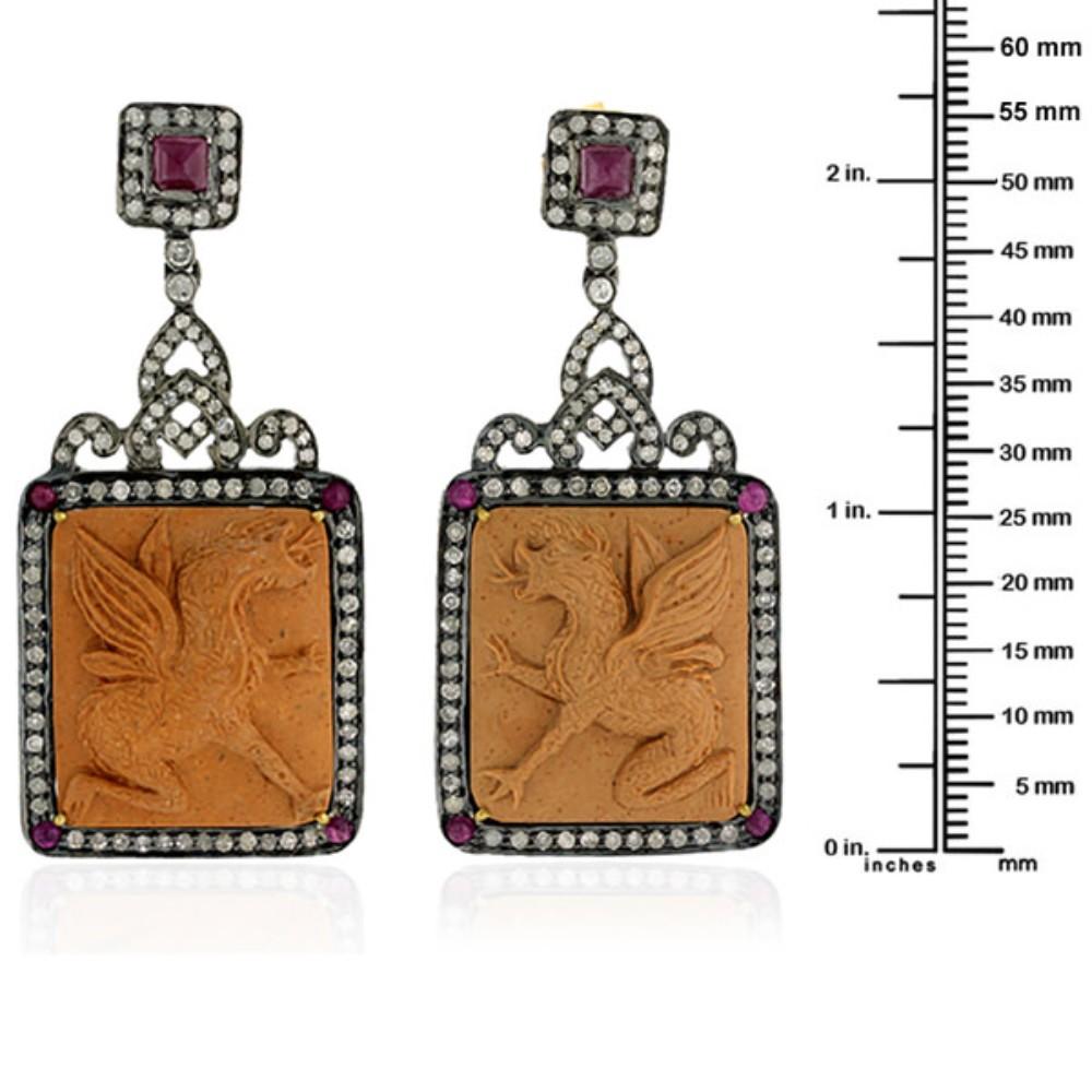 Eleganter geschnitzter Quarz-Ohrring mit Drachenfigur und Diamant & Rubin aus 18 Karat Gold (Gemischter Schliff) im Angebot