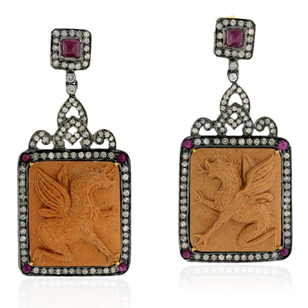 Elegant Carved Dragon Figure Quartz Earring With Diamond & Ruby In 18k Gold In New Condition For Sale In New York, NY