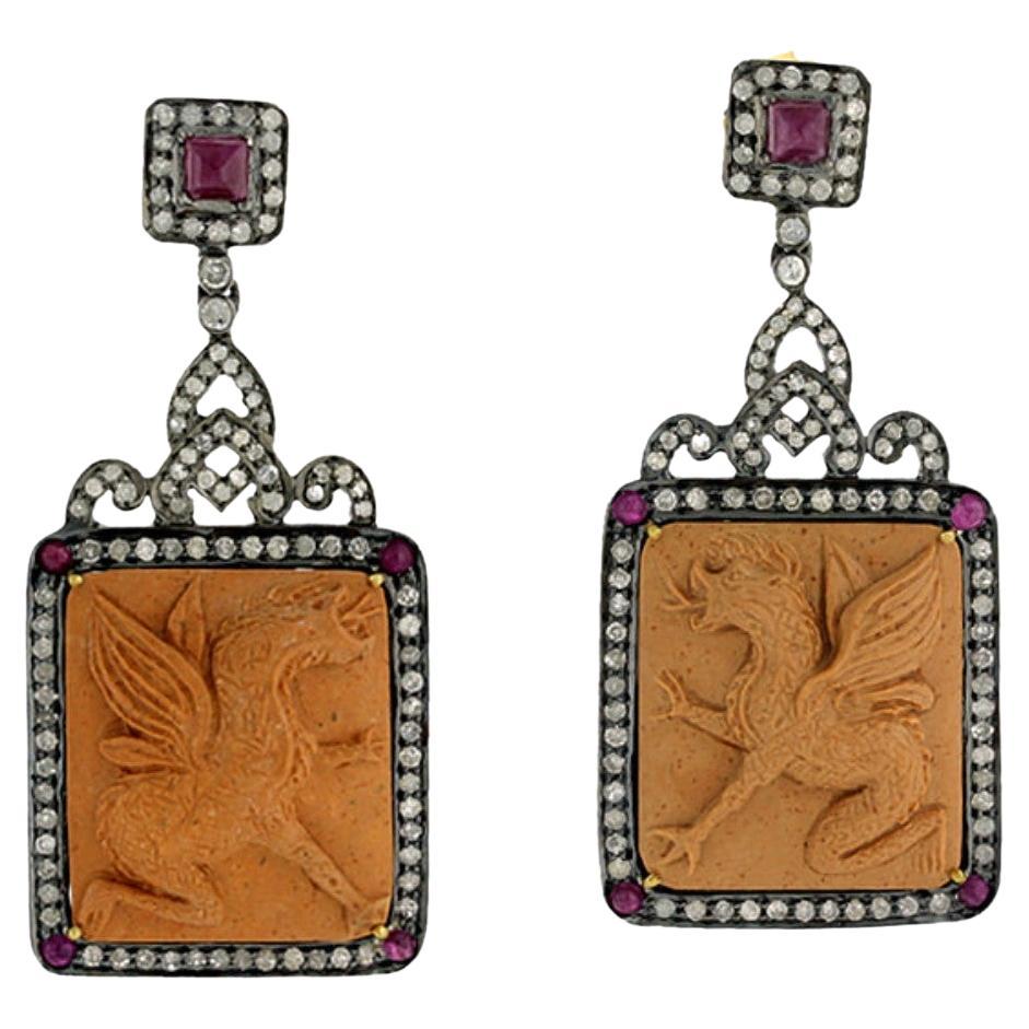 Boucles d'oreilles élégantes en or 18 carats avec figure de dragon sculptée en quartz avec diamants et rubis