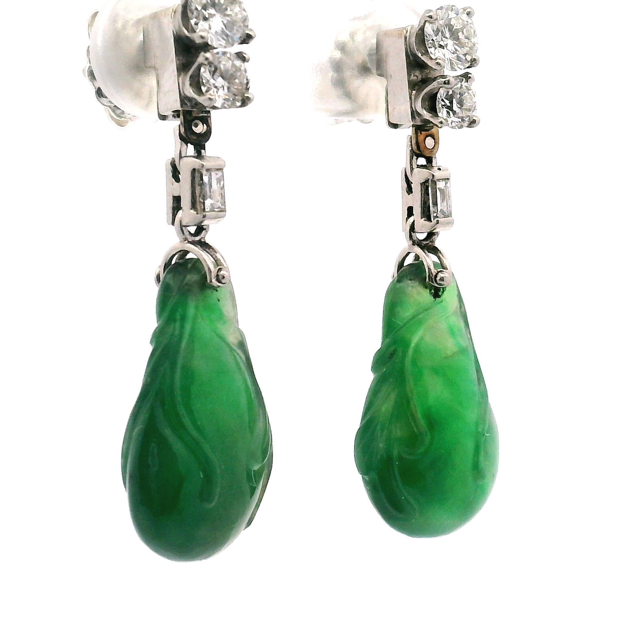 Elegantes Pendientes de Jade Tallado y Gota de Diamantes Cabujón en venta