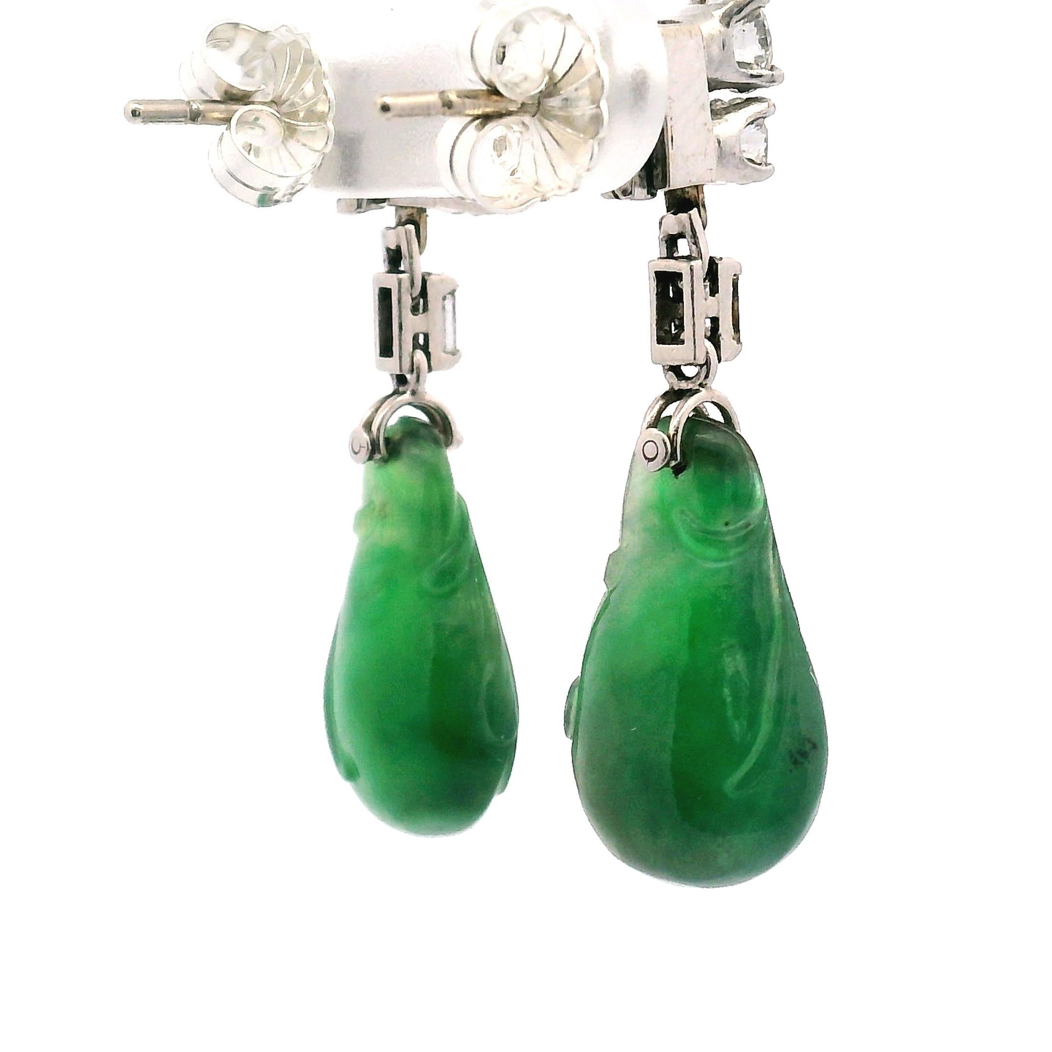 Elegantes Pendientes de Jade Tallado y Gota de Diamantes en Bueno estado para la venta en Sausalito, CA