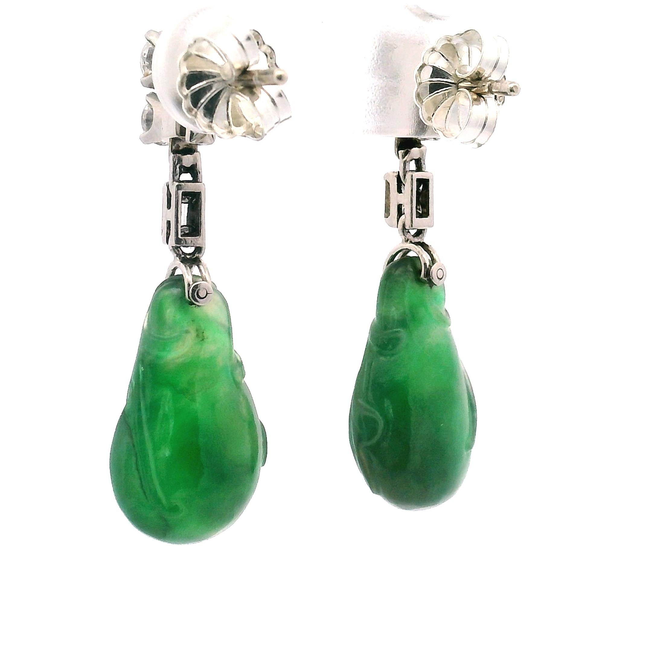 Elegantes Pendientes de Jade Tallado y Gota de Diamantes en venta 1