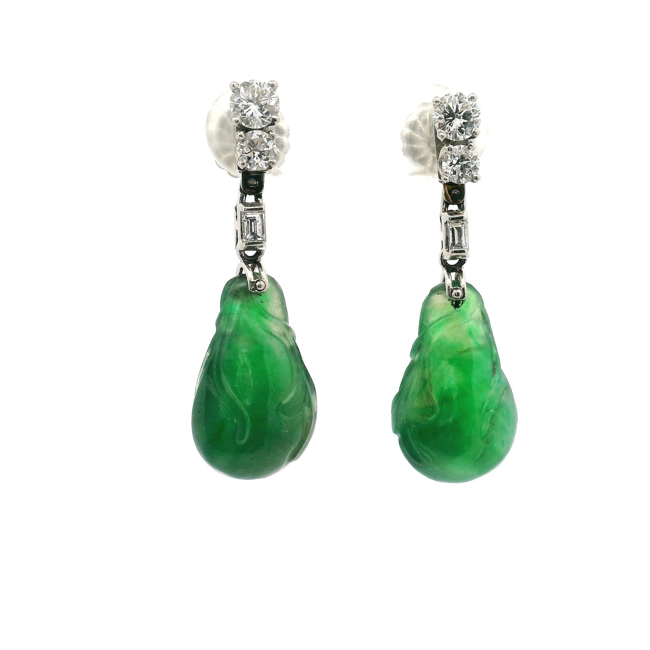 Elegantes Pendientes de Jade Tallado y Gota de Diamantes en venta 2