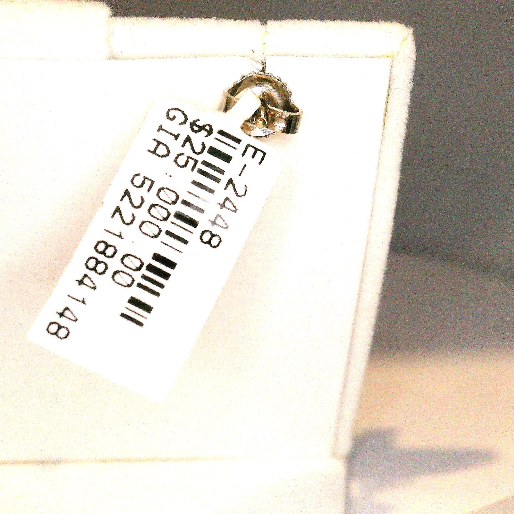 Elegantes Pendientes de Jade Tallado y Gota de Diamantes en venta 3