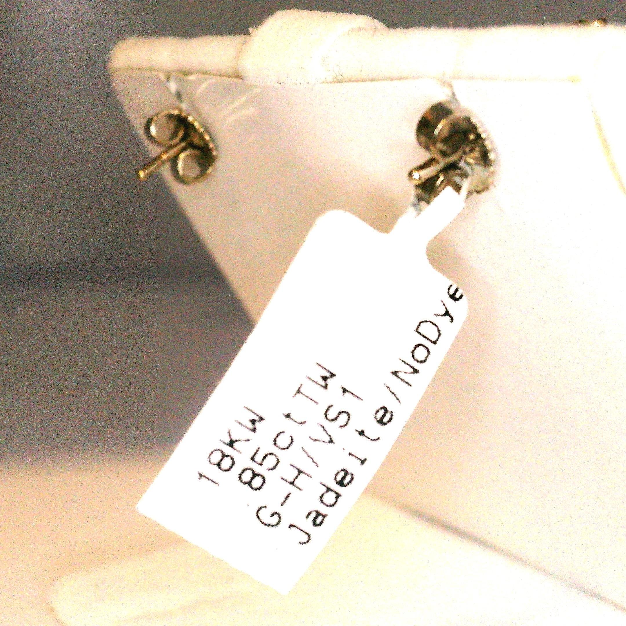 Elegantes Pendientes de Jade Tallado y Gota de Diamantes en venta 4