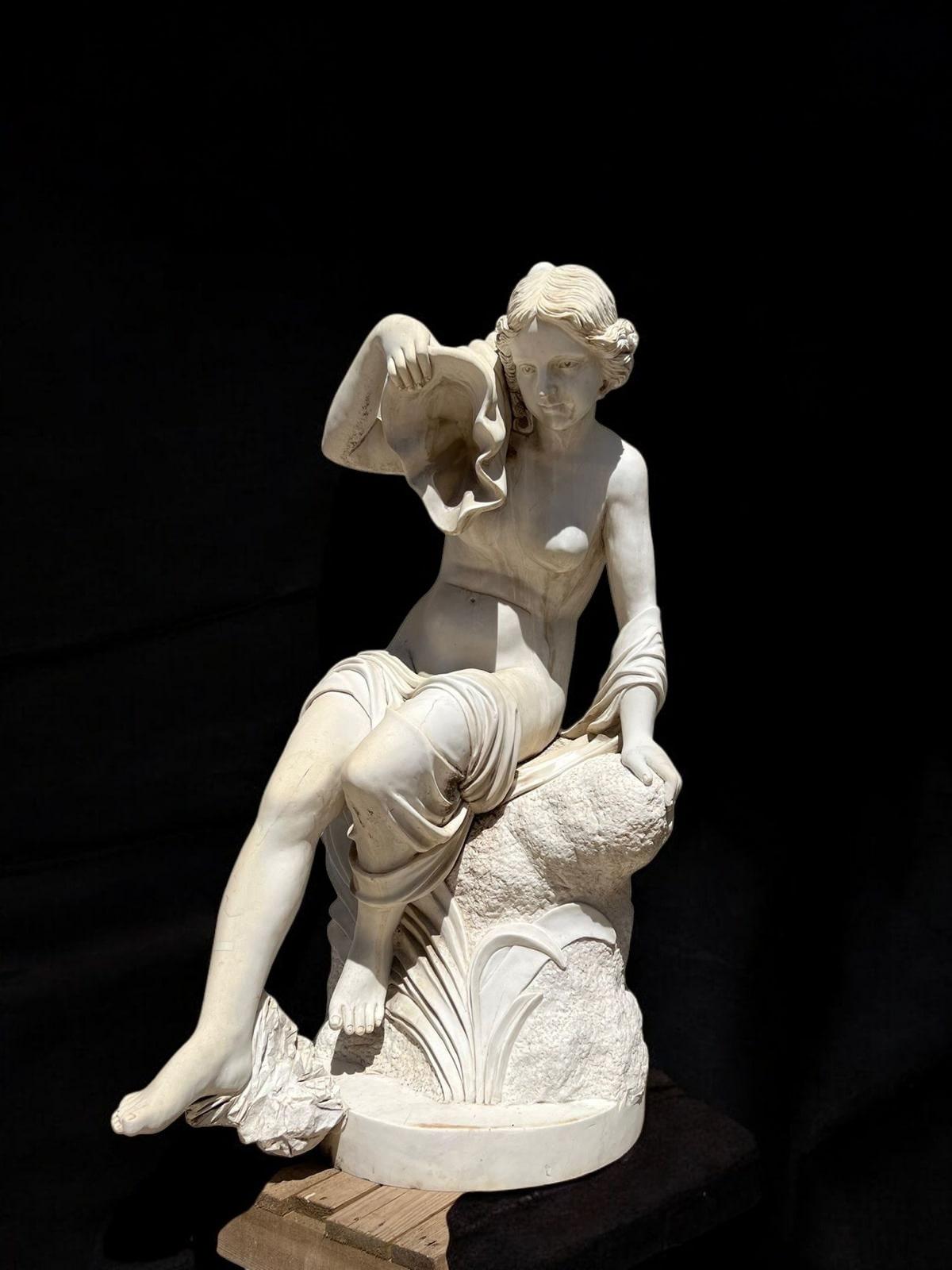 Elegant Carved Marble Fountain with Female Figure Holding a Shell In Good Condition For Sale In Madrid, ES