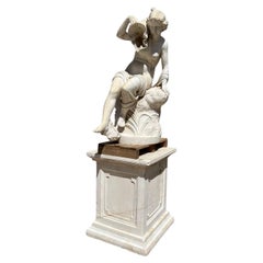 Elegante fontaine en marbre sculpté avec personnage féminin tenant un coquillage